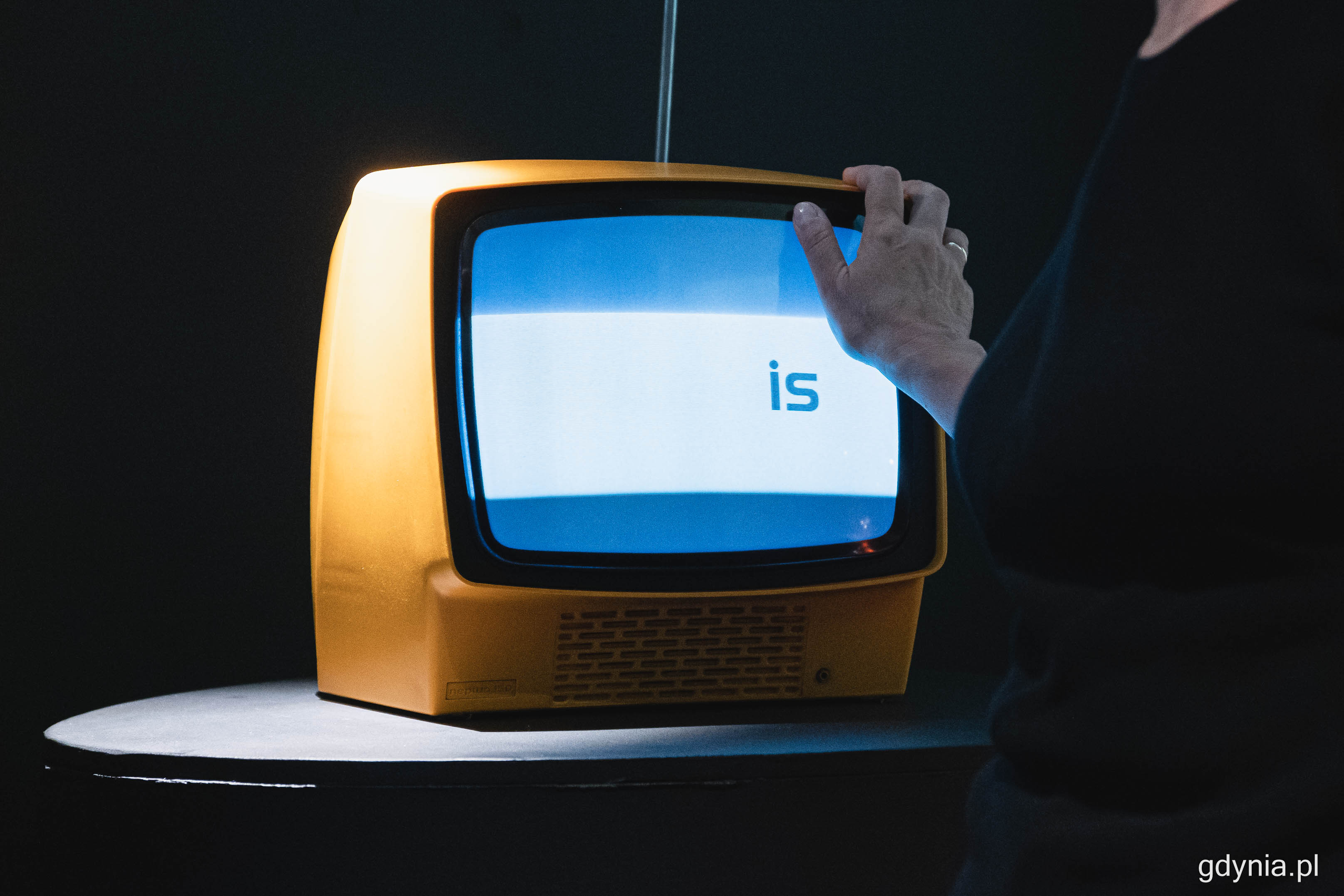 Fragment jednej z ekspozycji wchodzących w program festiwalu Gdynia Design Days 2023 - &bdquo;Dizajn na Wynos. Blisko&rdquo; w studio Fundacji Bochińskich w PPNT Gdynia, fot. Kamil Złoch