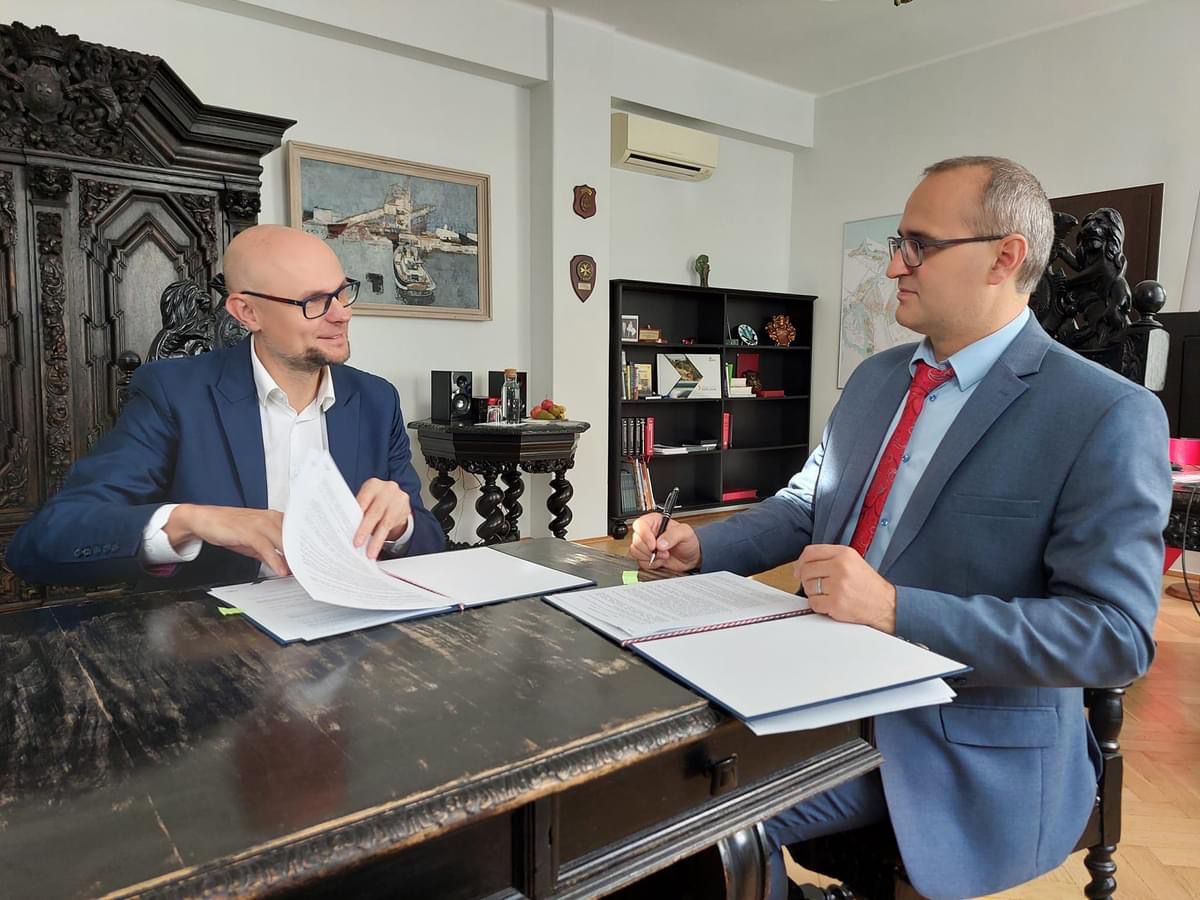 Podpisanie umowy na dofinansowanie z Rządowego Funduszu Rozwoju Dr&oacute;g, przez Emila Rojka, wicewojewodę pomorskiego  i Bartłomieja Austena, wiceprezydent Gdyni// fot.  Piotr Kajut, PUW