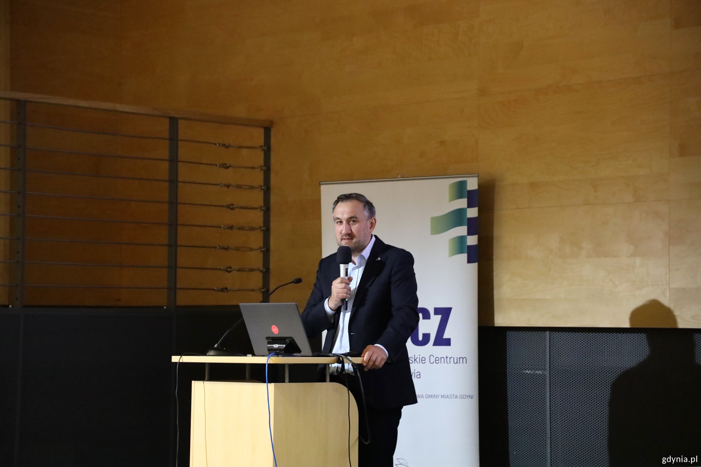 Przy mikrofonie Tomasz Augustyniak, wiceprezydent Gdyni