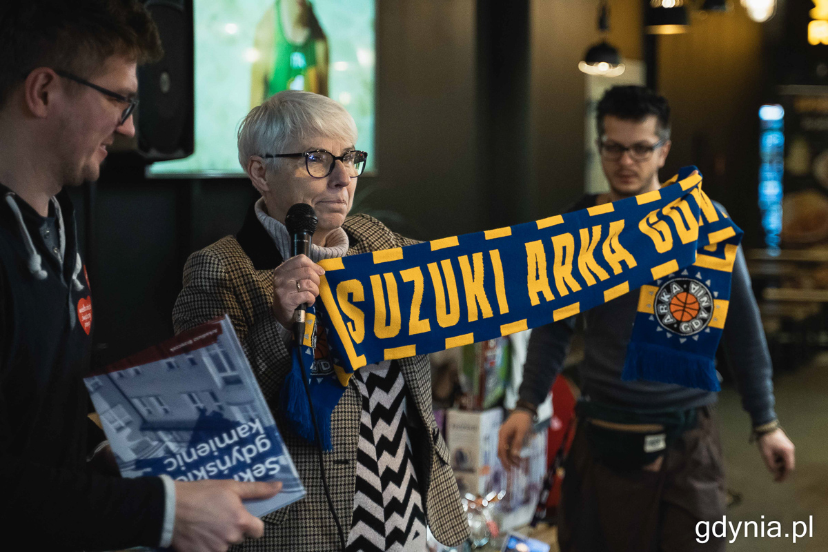 W rolę prowadzącej część aukcji w centrum Batory wcieliła się Joanna Zielińska, przewodnicząca Rady Miasta Gdyni. W puli fant&oacute;w m.in. pamiątki klub&oacute;w koszykarskich z Gdyni, fot. Kamil Złoch