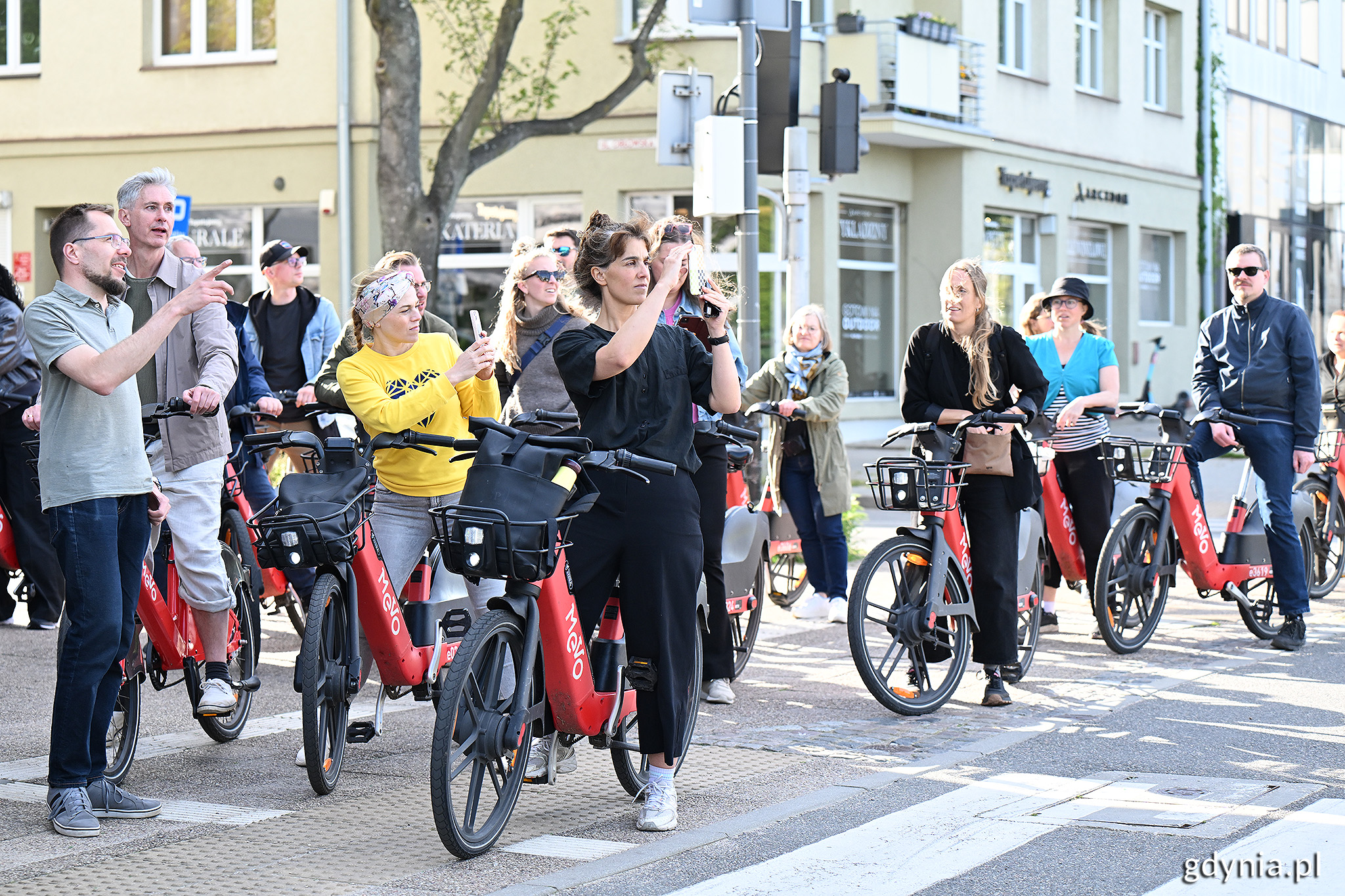 Uczestnicy projektu BATS podczas wsp&oacute;lnego przejazdy rowerowego bulwarem Nadmorskim (fot. Michał Puszczewicz)