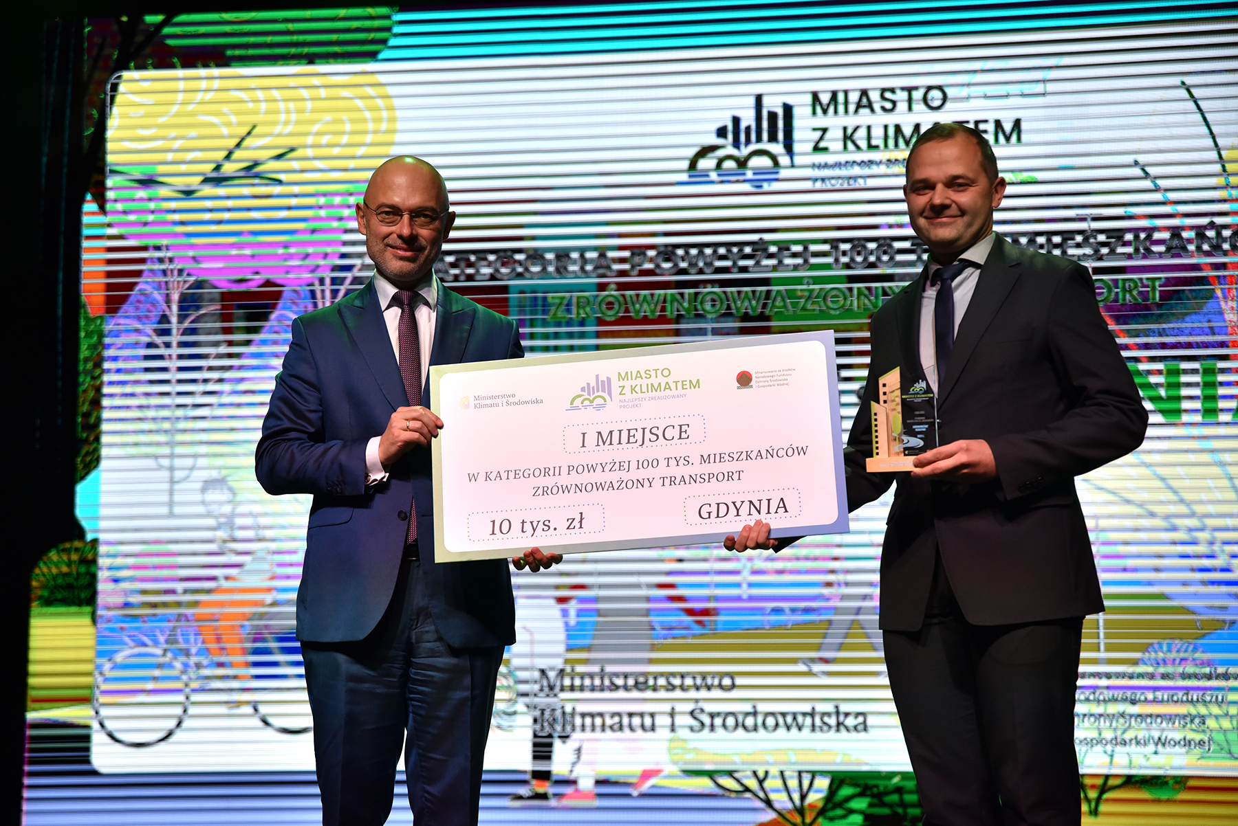 Na zdjęciu minister Michał Kurtyka i Jakub Furkal, Oficer Rowerowy Gdyni//mat. pras.