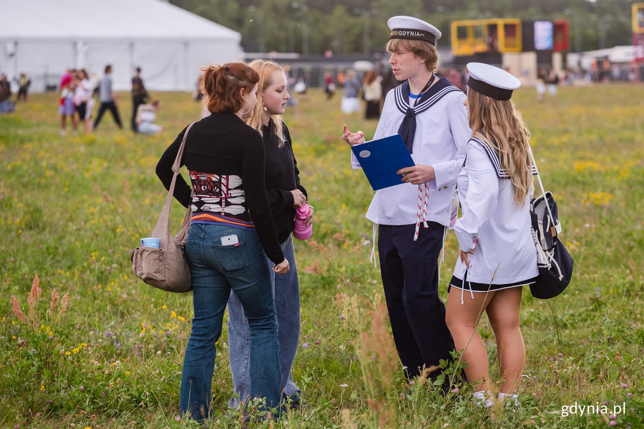 Para marynarzy zadaje pytania o Gdynię uczestnikom festiwalu (fot. Karol Stańczak)