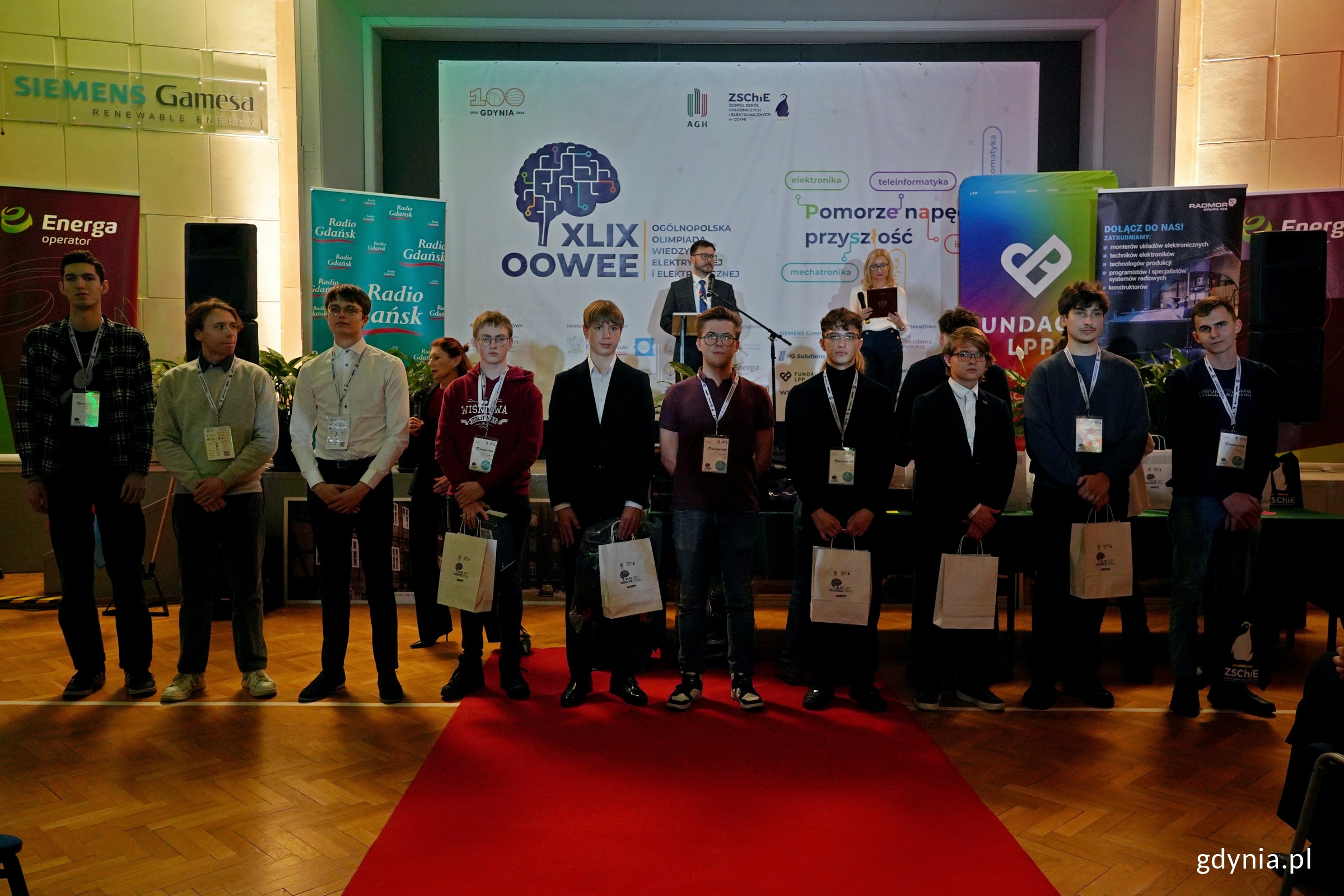 Finaliści oraz laureaci Og&oacute;lnopolskiej Olimpiady Wiedzy Elektrycznej i Elektronicznej w kategorii &bdquo;Mechatronika&rdquo; (fot. Magdalena Czernek)