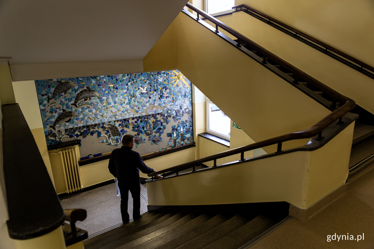 Mozaika jest dopełnieniem modernistycznej duszy klatki schodowej z zachowanymi oryginalnymi poręczami.