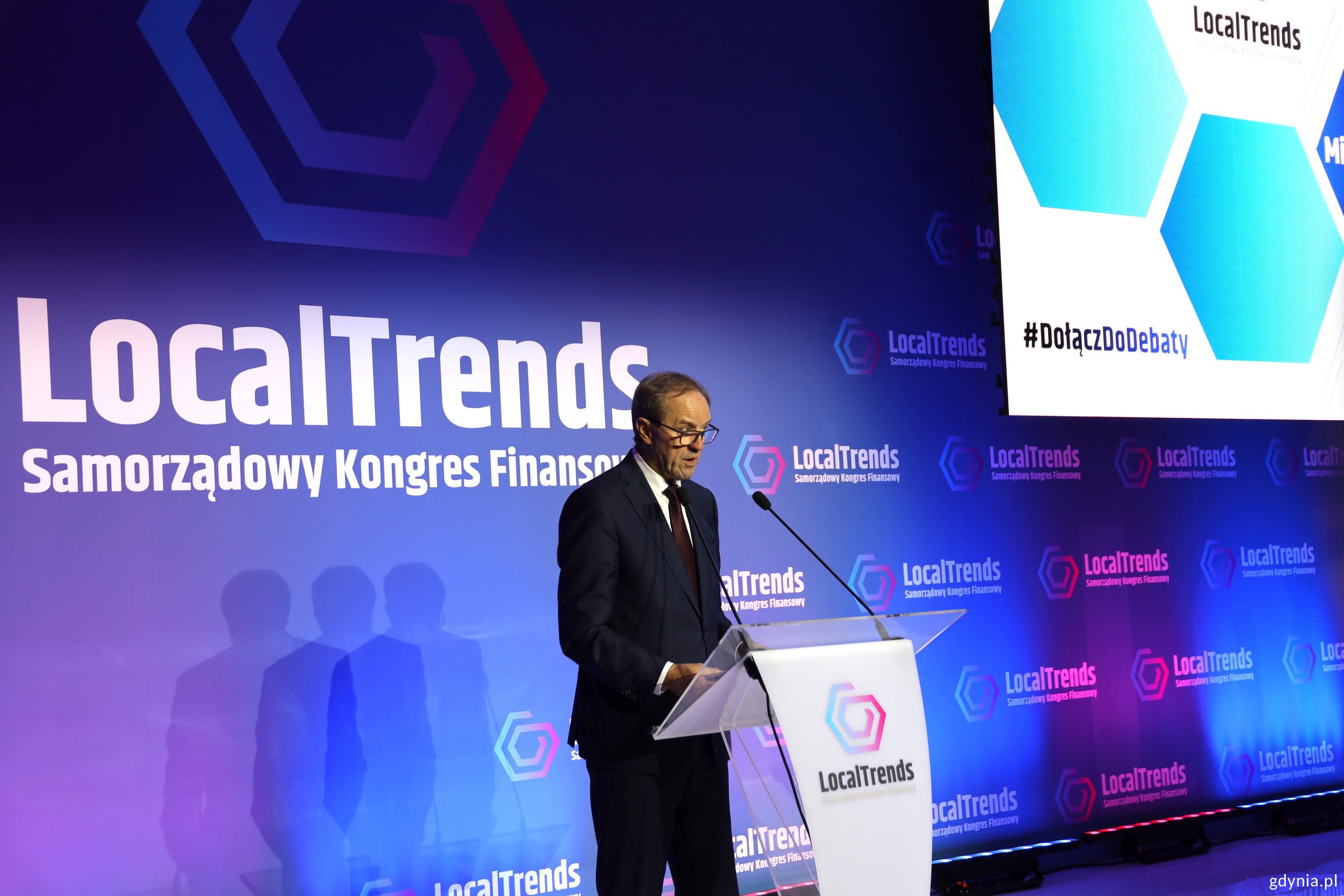 u Mieczysław Struk, marszałek wojew&oacute;dztwa pomorskiego na scenie przy mikrofonie