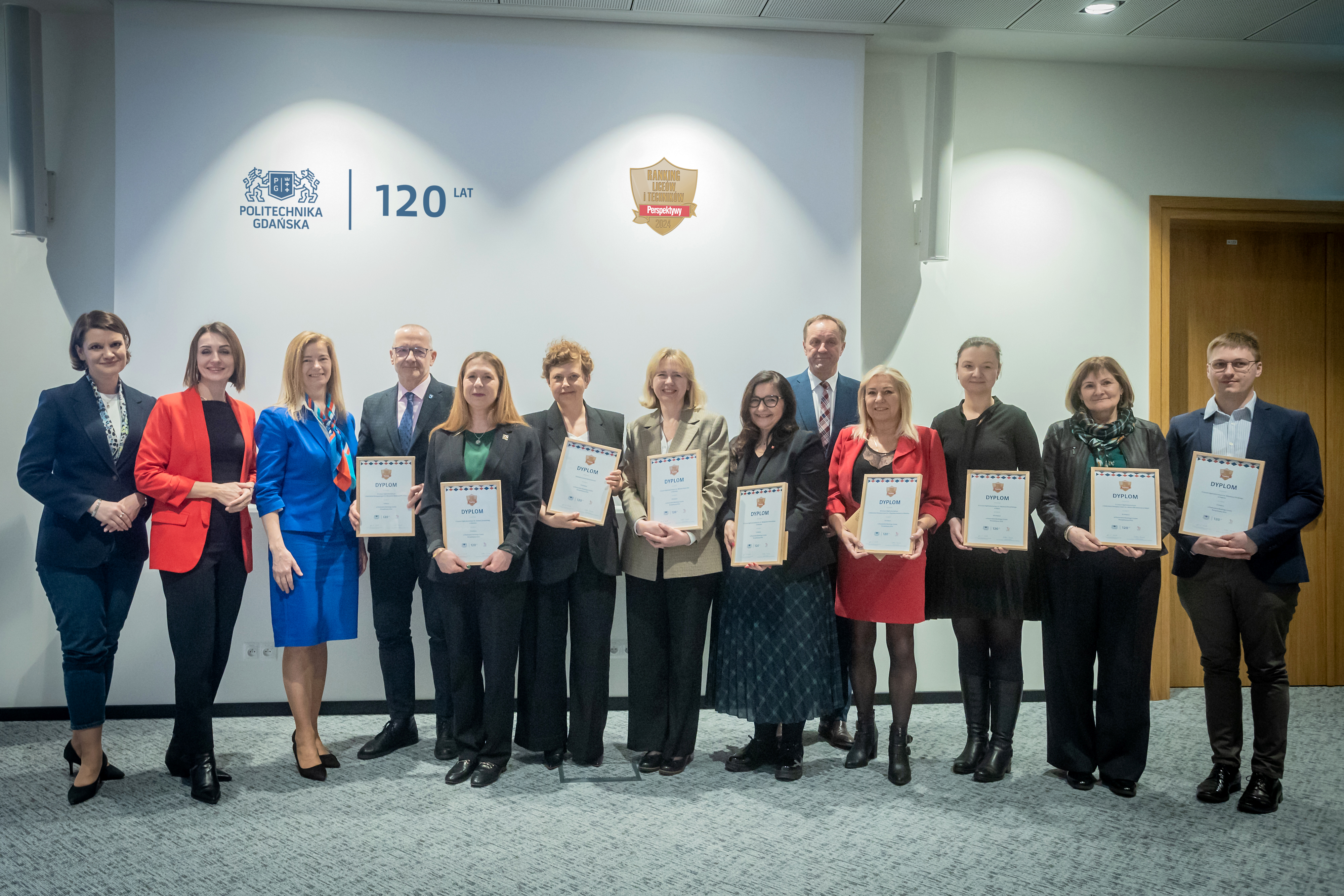 Od lewej: Katarzyna Gruszecka-Spychała - wiceprezydentka Gdyni , Beata Rutkiewicz - wojewoda pomorska, prof. Barbara Wikieł &ndash; prorekorka ds. studenckich Politechniki Gdańskiej, dyrektorzy 10 najlepszych lice&oacute;w na Pomorzu według rankingu &bdquo;Perspektywy 2024&rdquo;. W środku: Mieczysław Struk - marszałek wojew&oacute;dztwa pomorskiego (fot. Krzysztof Mystkowski/PG)