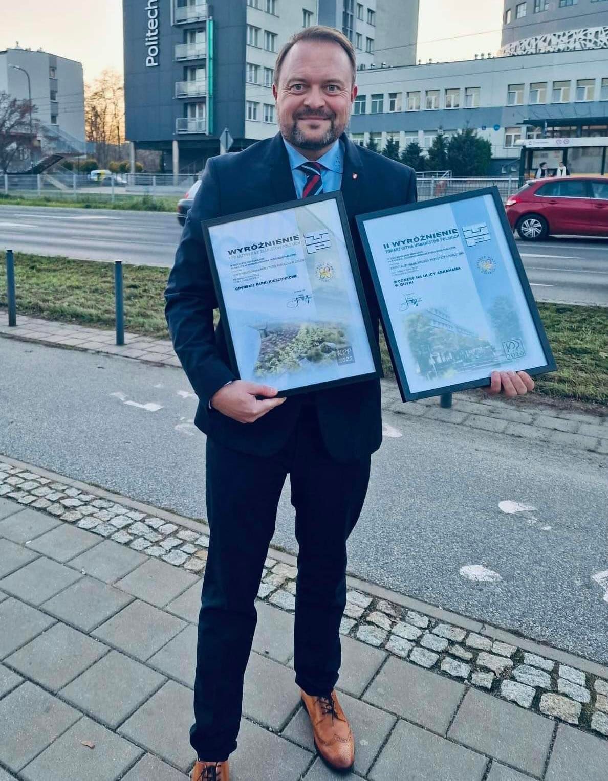 wicprezydent ds. rozwoju M. łucyk z wyr&oacute;żnieniami konkursowymi // mat. prasowe UM Gdyni