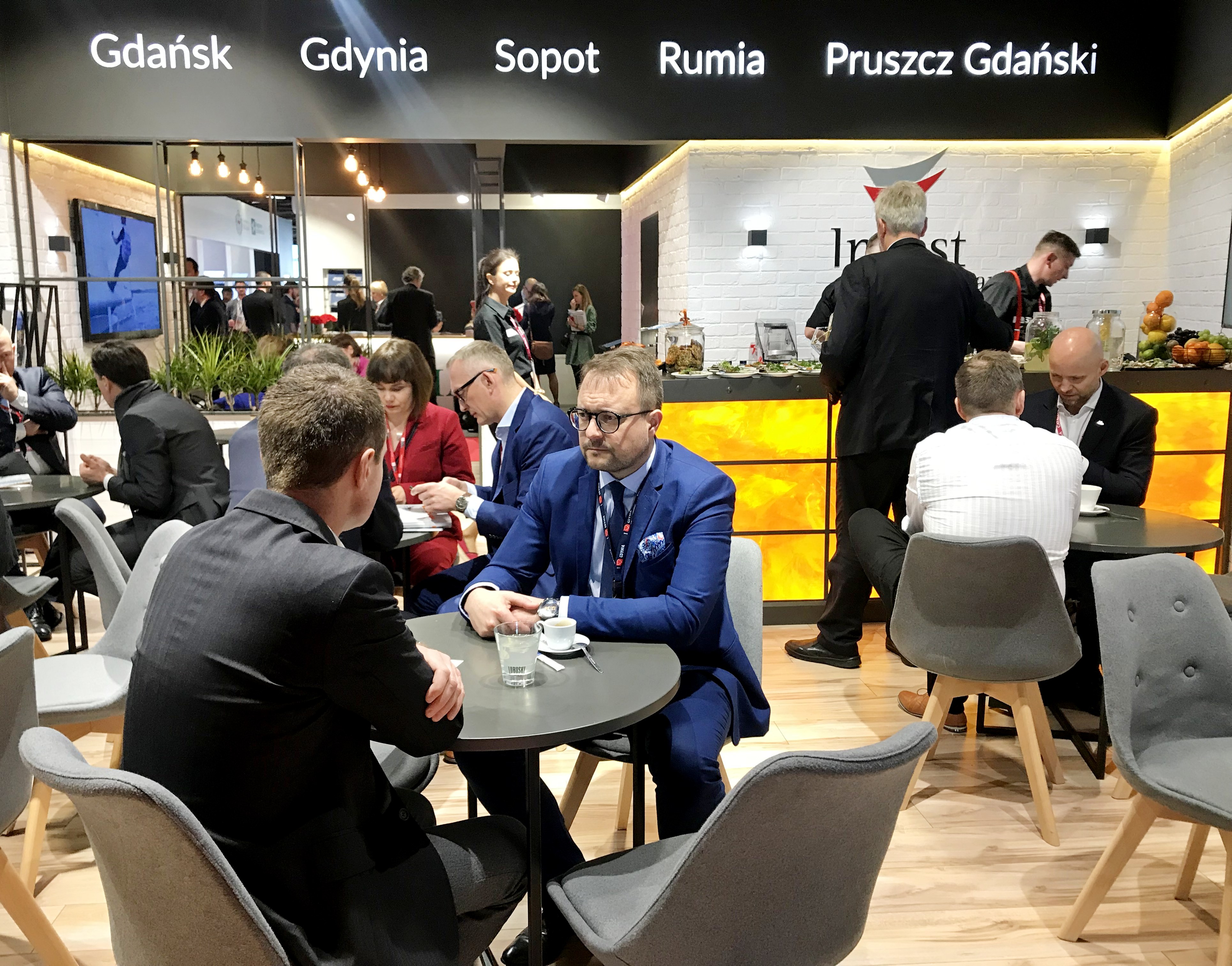 Wiceprezydent ds. rozwoju, Marek Łucyk, podczas rozm&oacute;w na wsp&oacute;lnym stoisku Invest in Pomerania, fot. Maja Studzińska