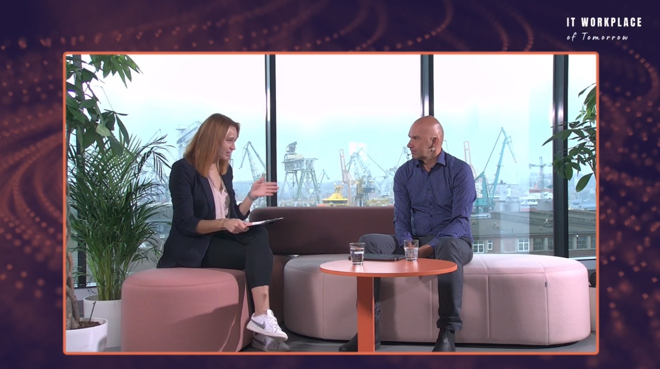 Kamila Kotowska - prowadząca konferencję i szefowa marketingu w cux.io (po lewej) oraz Bartosz Kozakiewicz - CEO w firmie Conlea (po prawej) podczas otwarcia konferencji "IT Workplace of Tomorrow" // materiały prasowe organizatora 