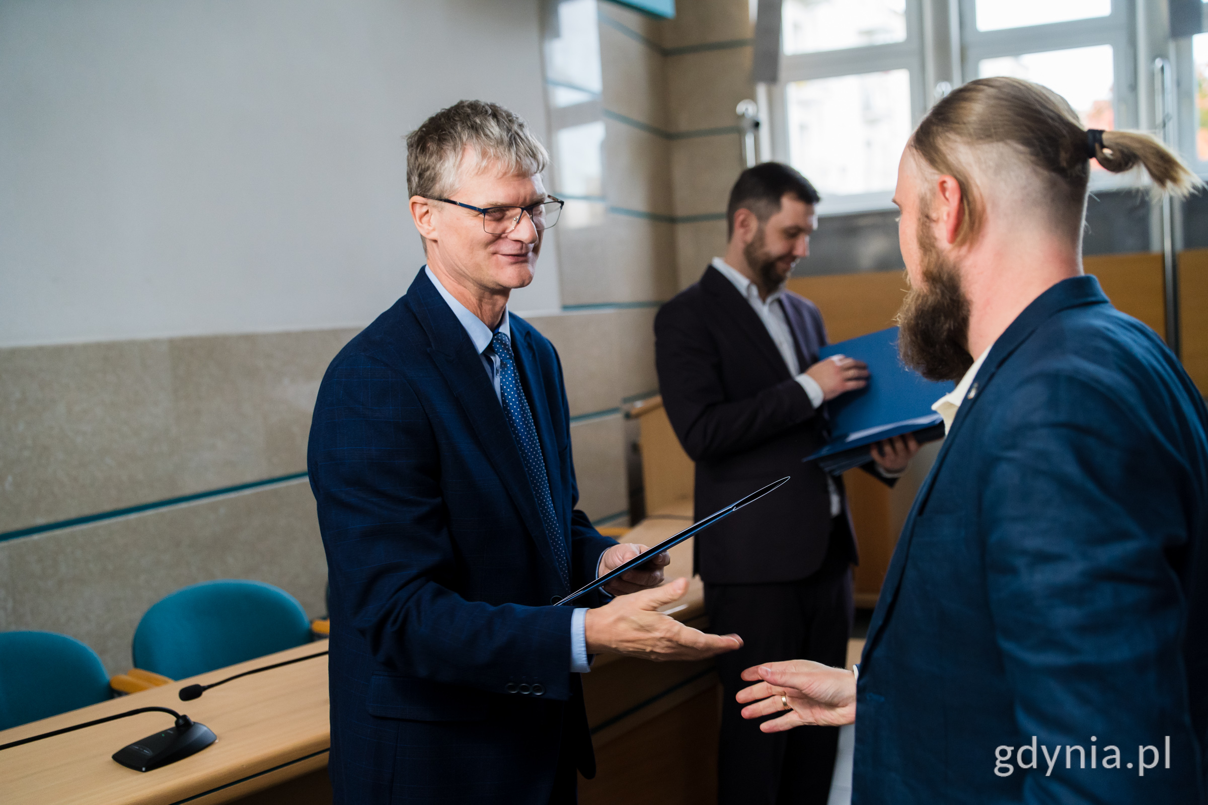 Wiceprezydent Gdyni Rafał Geremek wręczający akt powołania Marcinowi Chwiałkowskiemu, członkowi Rady ds. Mężczyzn w Gdyni (fot. Paweł Budziński)