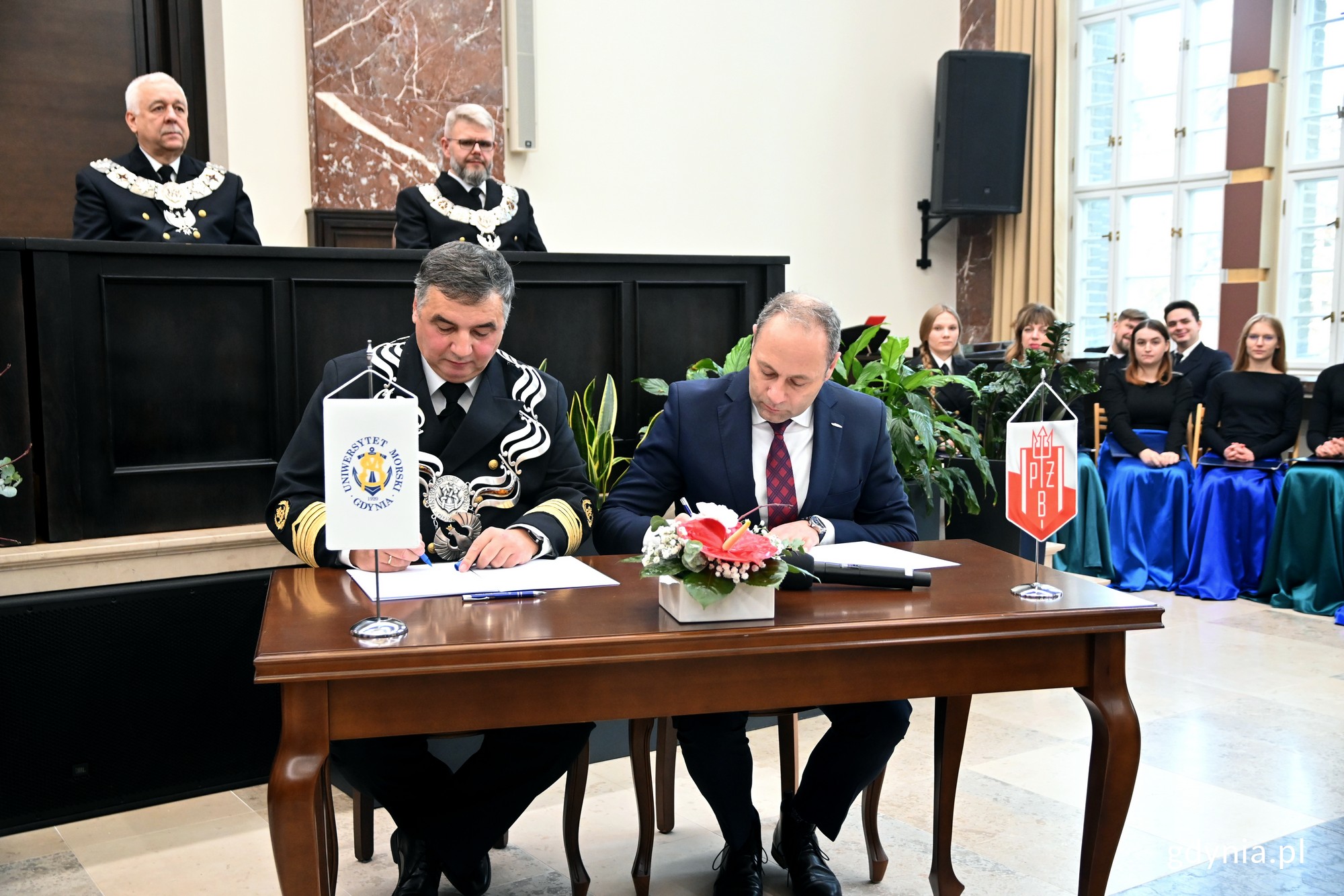 prof. dr hab. inż. kpt. ż. w. Adam Weintrit - rektor Uniwersytetu Morskiego i Andrzej Madejski - prezes Polskiej Żeglugi Bałtyckiej podpisują porozumienie o wsp&oacute;łpracy między uczelnią a PŻB // fot. Magdalena Czernek