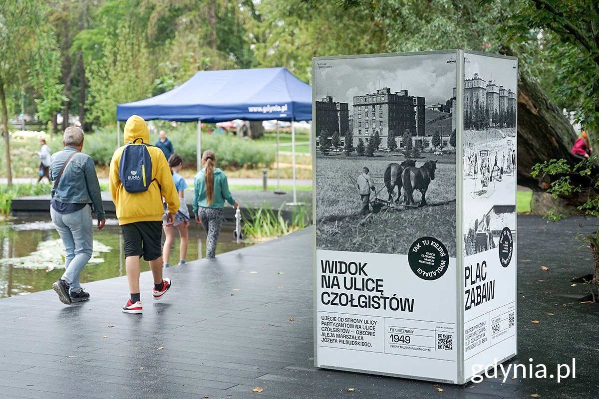 Park Centralny, staw, alejka, plenerowa ekspozycja z archiwalnym zdjęciem parku, przechodnie