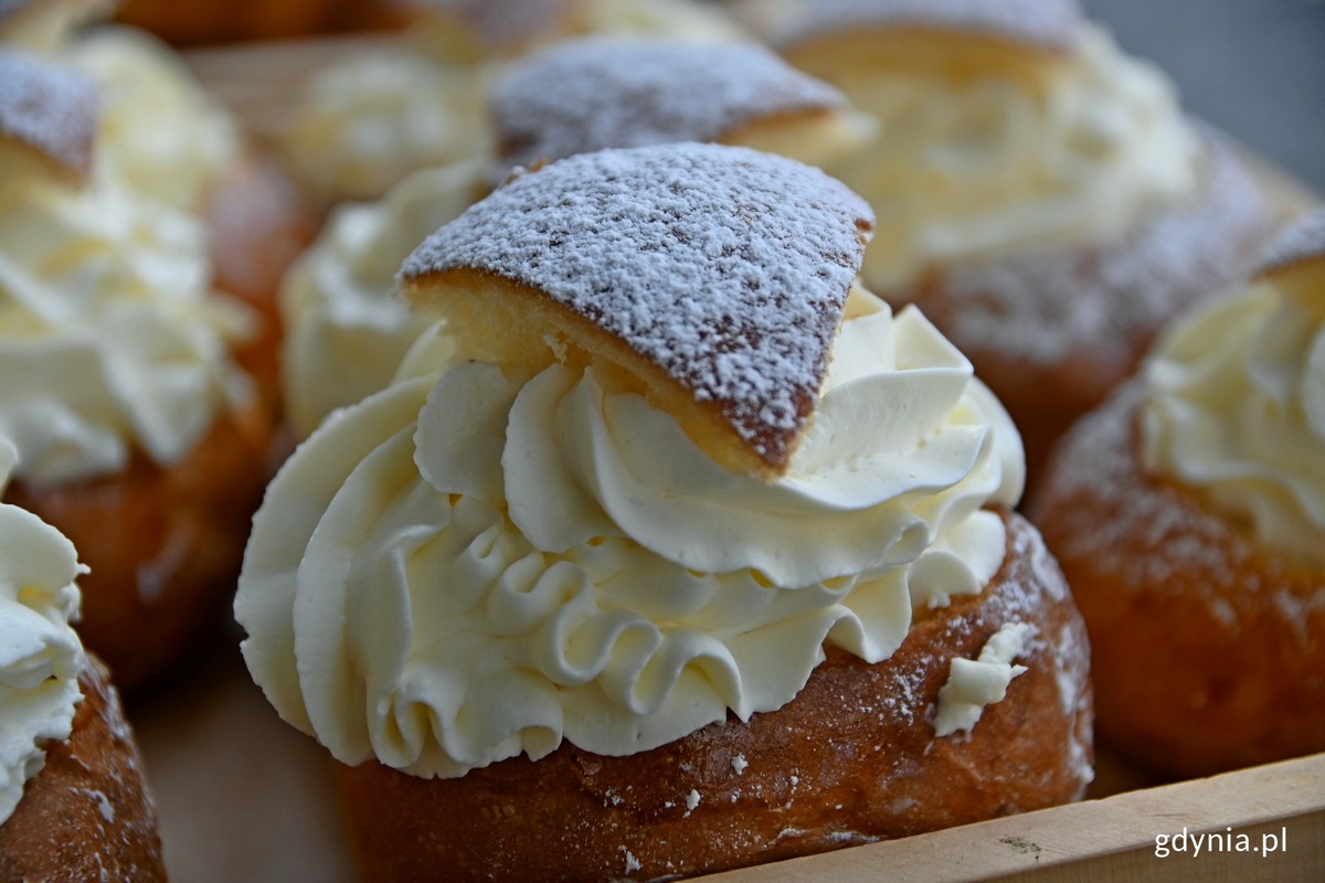 Semla - szwedzka słodka bułeczka z kremem, kt&oacute;rą je się w tłusty wtorek 