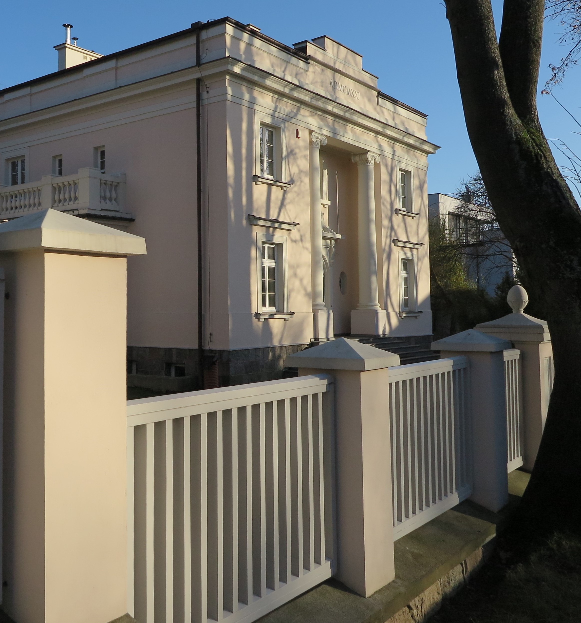 Ogrodzenie willi &bdquo;Sokola&rdquo; na Kamiennej G&oacute;rze z lat 20. XX w. z drewnianymi elementami i murowanymi słupkami na kamiennym cokole, po odrestaurowaniu.