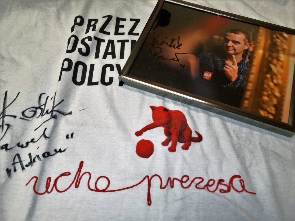 Licytować można r&oacute;wnież koszulke z serialu "Ucho Prezesa", fot, materiały prasowe