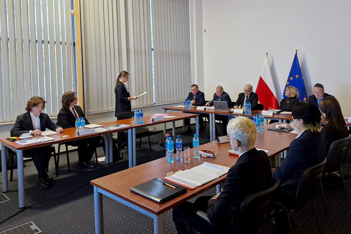 Uczniowie II LO na pr&oacute;bie generalnej w Prokuraturze Krajowej na zaproszenie ministra sprawiedliwości prof. Adama Bodnara 