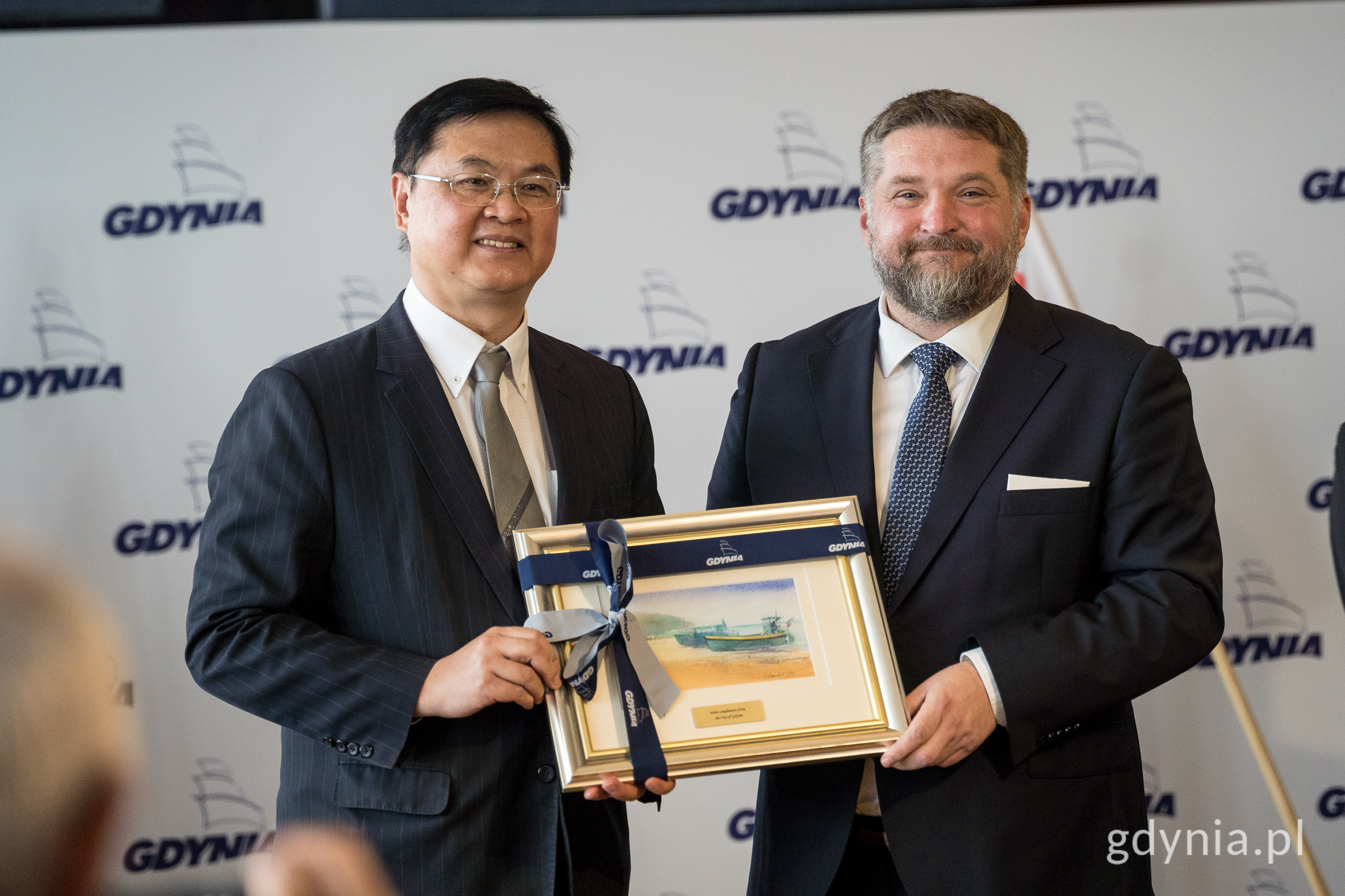 Tadeusz Szemiot, przewodniczący RMG i&nbsp;Lo Ta-Sheng,&nbsp;wiceprezydent Kaohsiung przekazują sobie symboliczne pamiątki