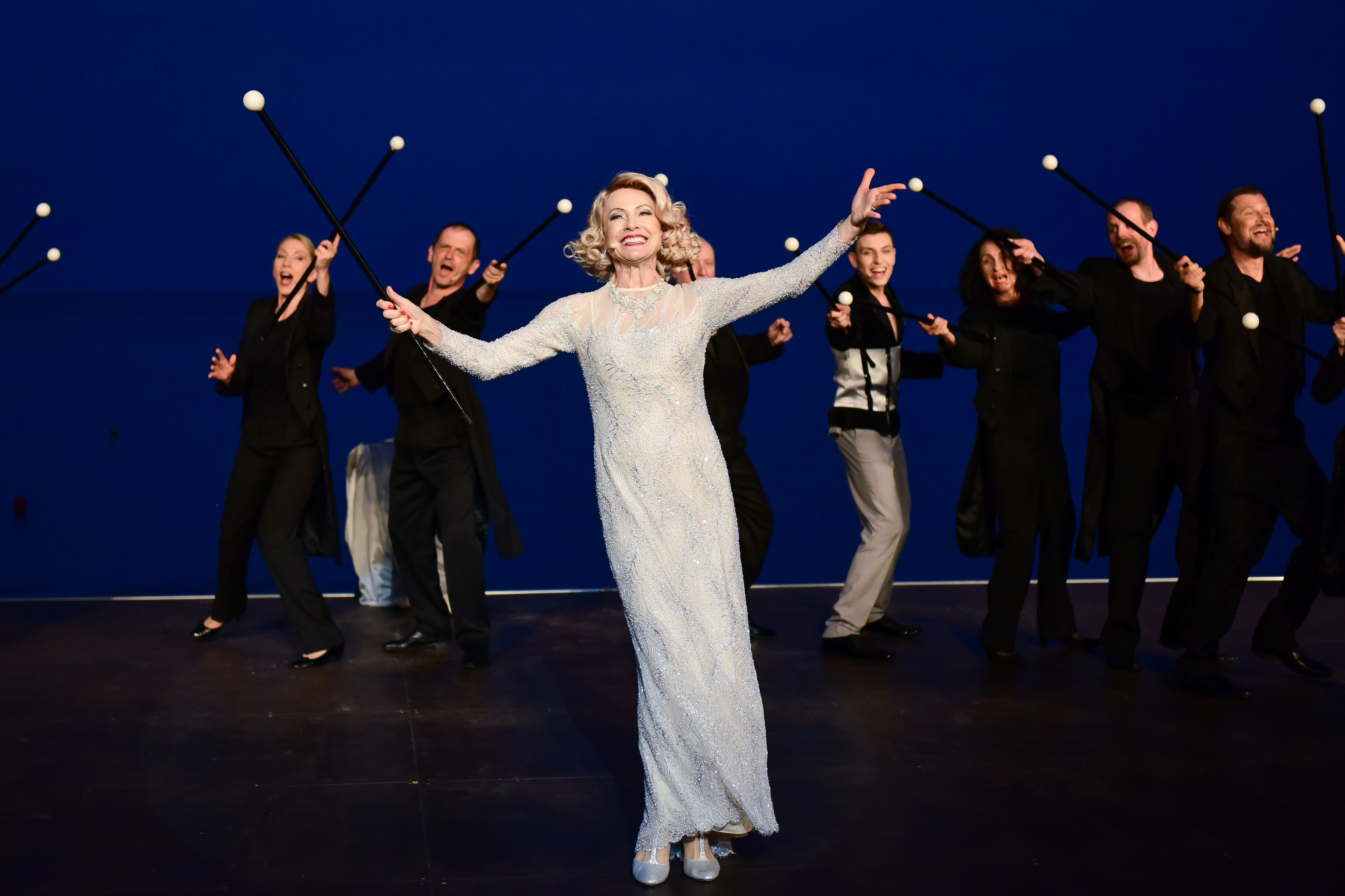 Na zdj. Beata Buczek-Żarnecka i aktorzy Teatru Miejskiego w spektaklu &bdquo;Marlena Dietrich. Iluzje&rdquo;, fot. Teatr Miejski