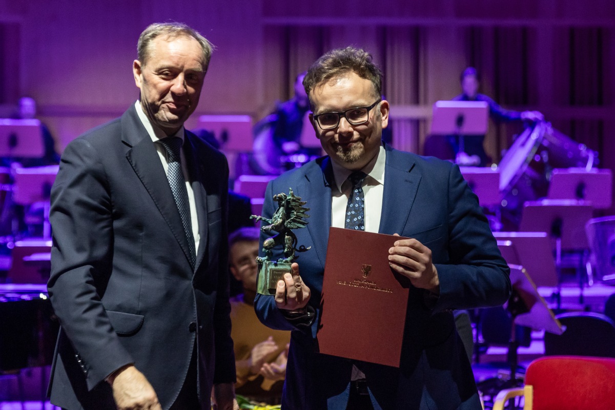 Od prawej: Akordeonista i kompozytor Paweł Zagańczyk z marszałkiem wojew&oacute;dztwa pomorskiego Mieczysławem Strukiem podczas gali Pomorskiej Nagrody Artystycznej (fot. Piotr Żagiell)