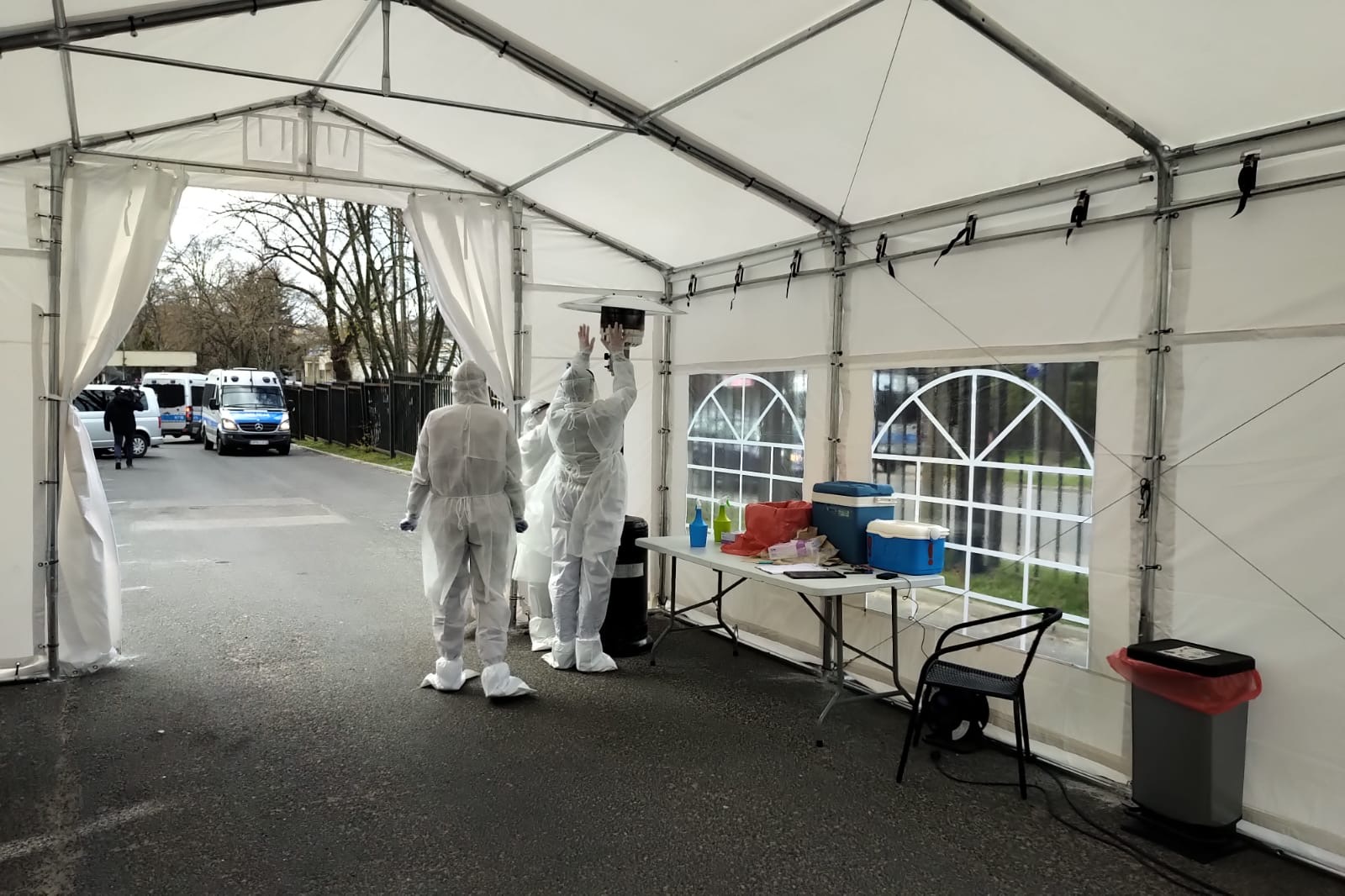 Mobilny punkt przyjęć wspierają r&oacute;żne służby, fot. gdynia.pl