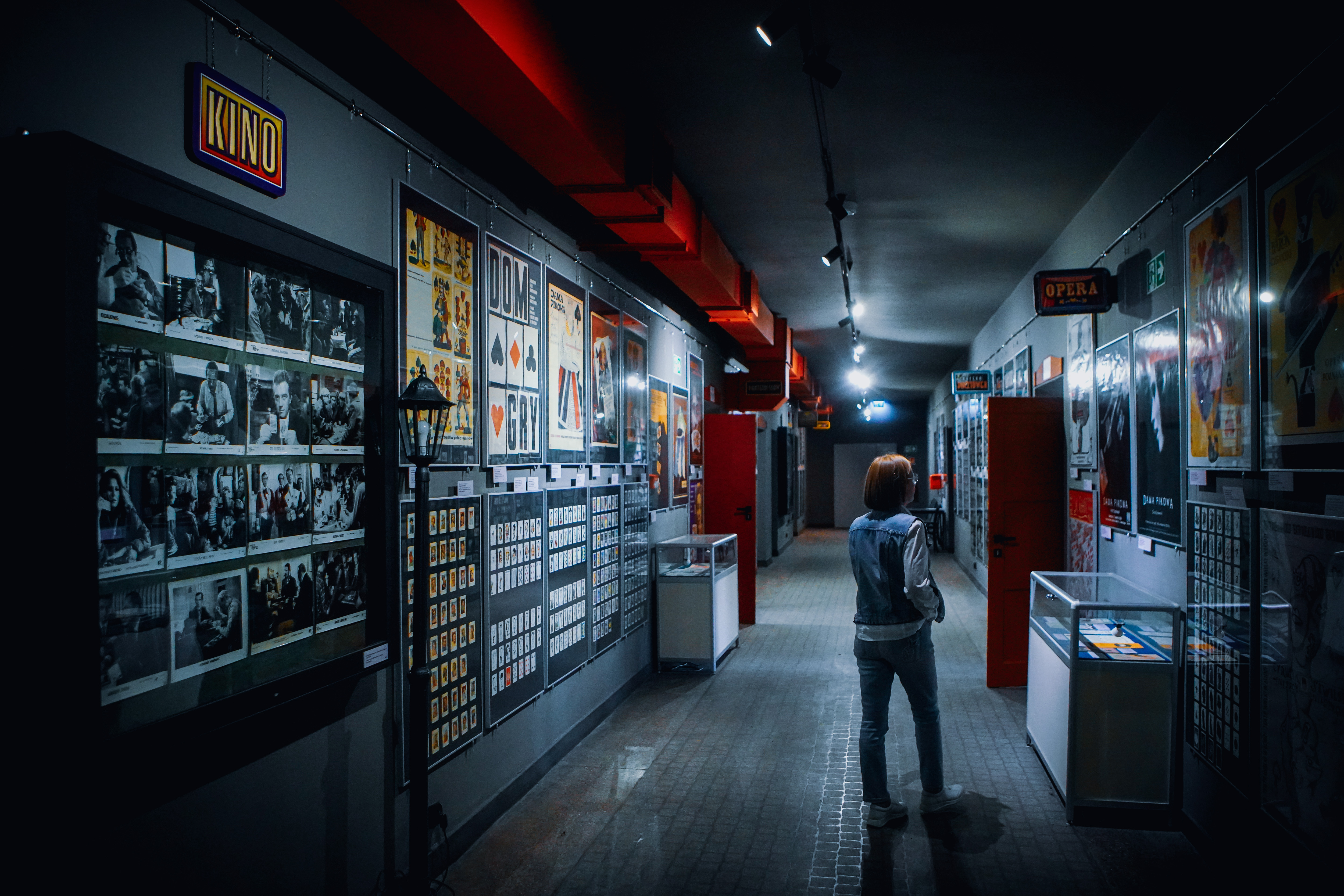 Zwiedzający w Muzeum Kart do Gry &bdquo;Ulica Brydżowa&rdquo;