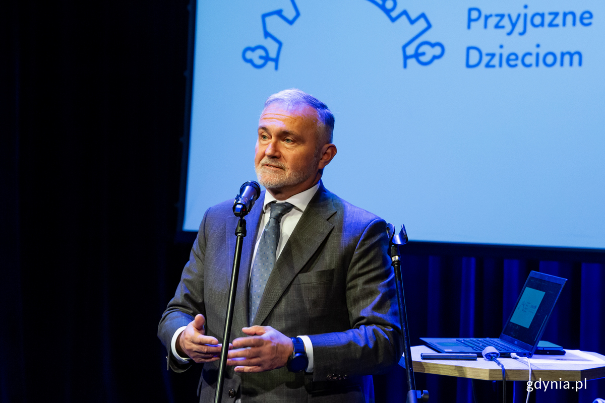 Mężczyzna przemawia na m&oacute;wnicy.