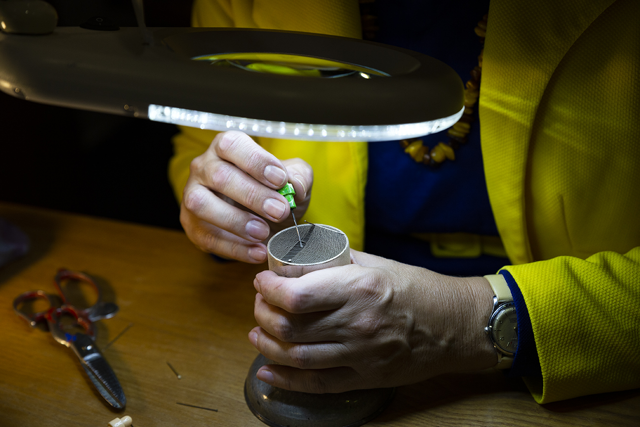 Elżbieta Konieczna pokazuje, jak naprawić rajstopy. Fot. Przemysław Kozłowski / ARG