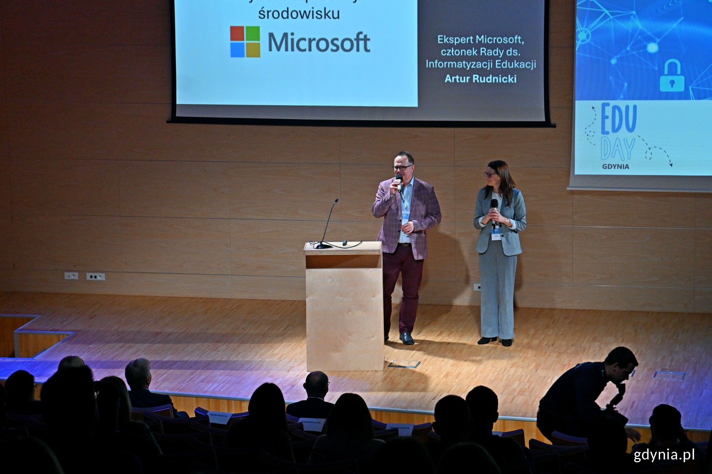 Od lewej: Artur Rudnicki - ekspert Microsoftu i członek Rady ds. Informatyzacji i Edukacji oraz Ewa Kołodziejczyk - education building development manager Microsoft podczas Edu Day Gdynia 2024 (fot. Magdalena Czernek)
