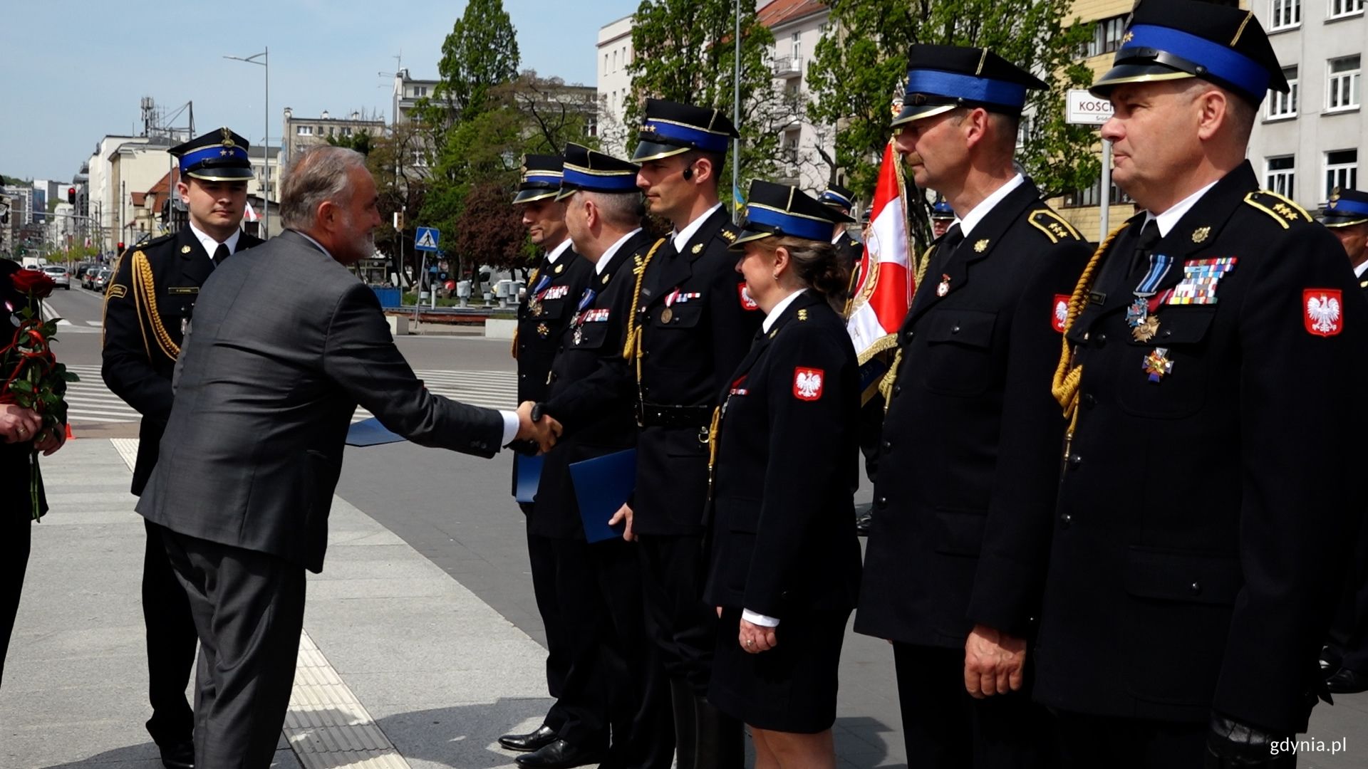 Na zdj. prezydent Wojciech Szczurek wręcza wyr&oacute;żnienia gdyńskim strażakom // fot. Marcin Mielewski