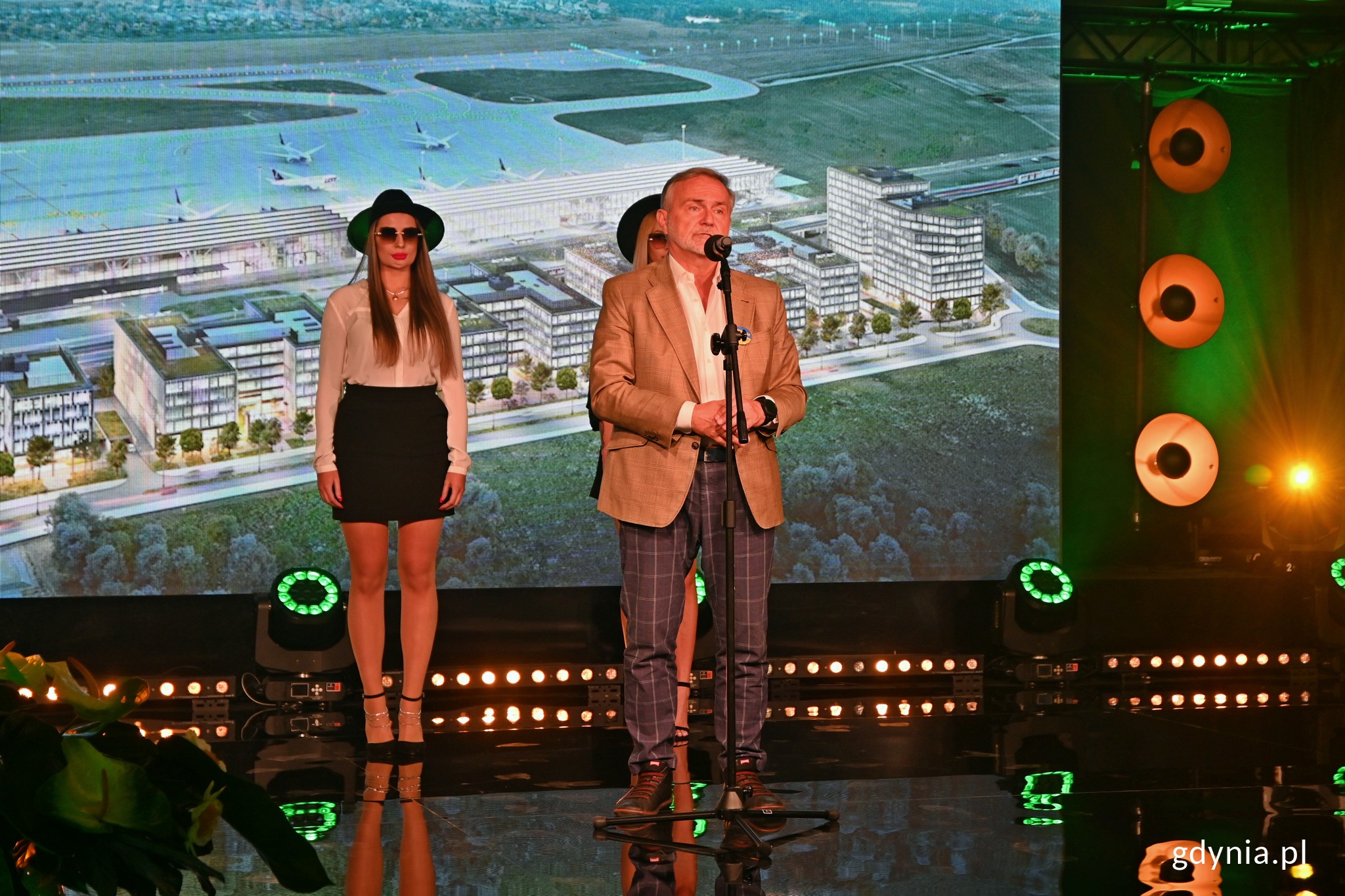 Prezydent Gdyni, Wojciech Szczurek podczas oficjalnego oddania do użytku biurowca Alpha - miasto Gdynia jest jednym z udziałowc&oacute;w sp&oacute;łki Port Lotniczy Gdańsk im. Lecha Wałęsy, fot. Magdalena Czernek