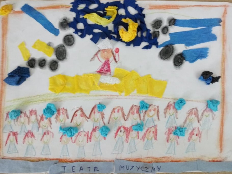 Praca Hanny Słowi. Prezentuje scenę i widownię w Teatrze Muzycznym w Gdyni. Na scenie gra aktorka, nad nią i za nią umieszczona jest scenografia.