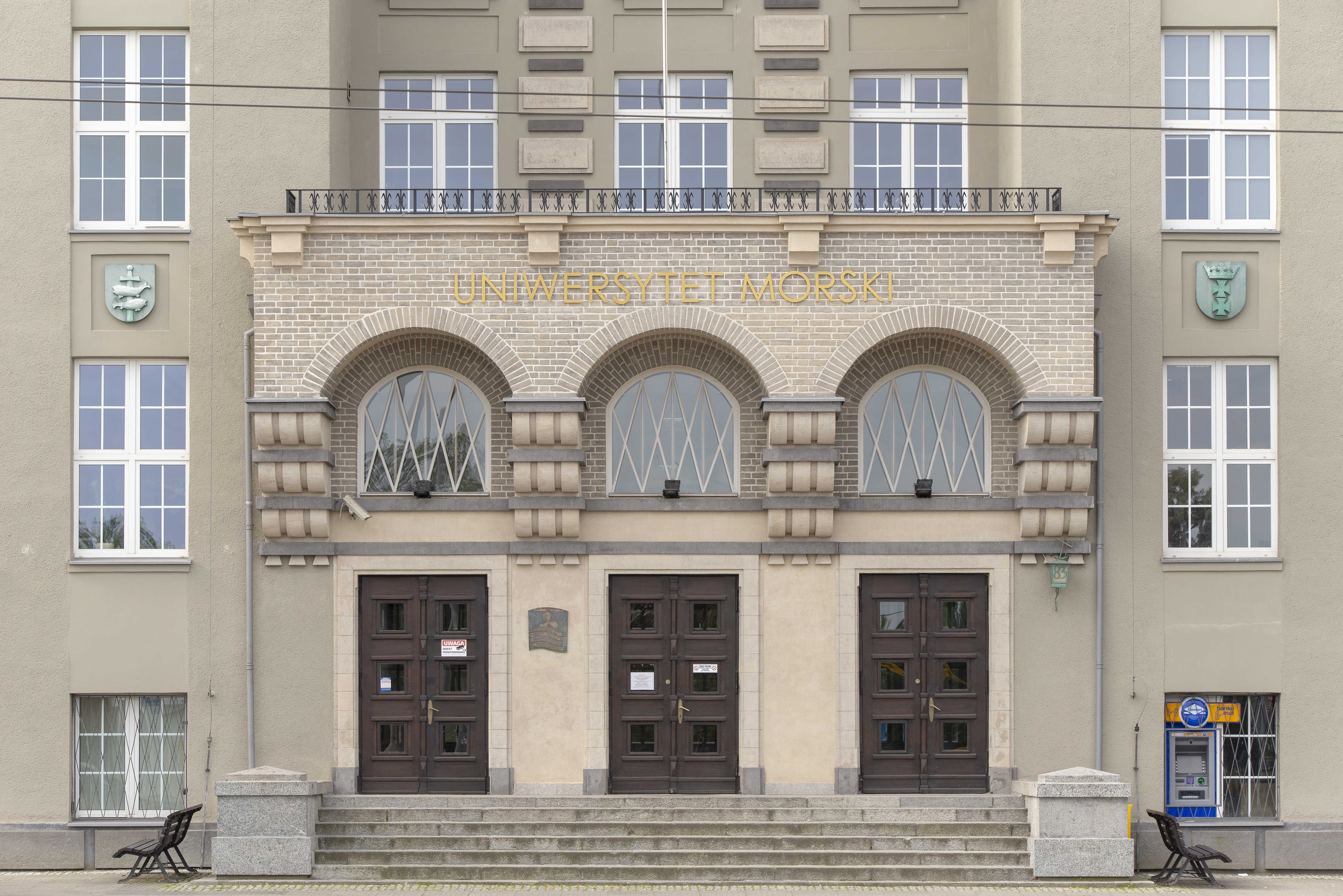 Część wejściowa do gł&oacute;wnego budynku Uniwersytetu Morskiego z lat 20. XX w. na Grab&oacute;wku, podkreślona trzema arkadami z balkonem na konsolach po konserwacji w 2015 r. i odsłonięciu historycznego wykończenia 