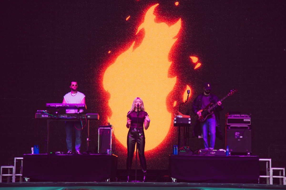 Daria Zawiałow podczas koncertu na scenie gł&oacute;wnej Open'er Festivalu 2023 // fot. Piotr Tarasewicz / facebook.com/openerfestival