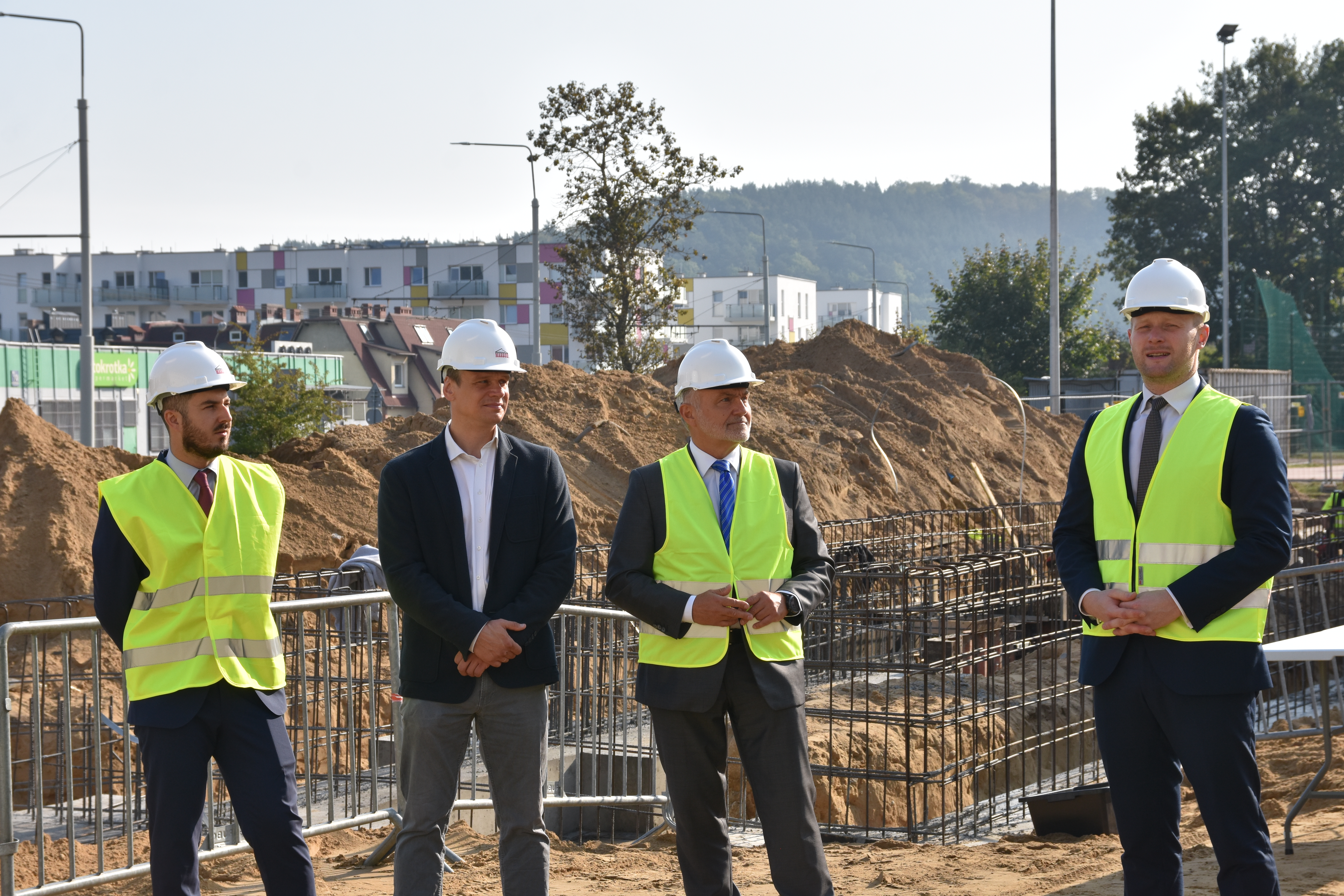 Wmurowanie kamienia węgielnego przy SP nr 16, na zdj. (od prawej) wiceprezydent Bartosz Bartoszewicz, prezydent Wojciech Szczurek, radny miasta Marcin Wołek i Grzegorz Taraszkiewicz (fot. Magda Śliżewska)