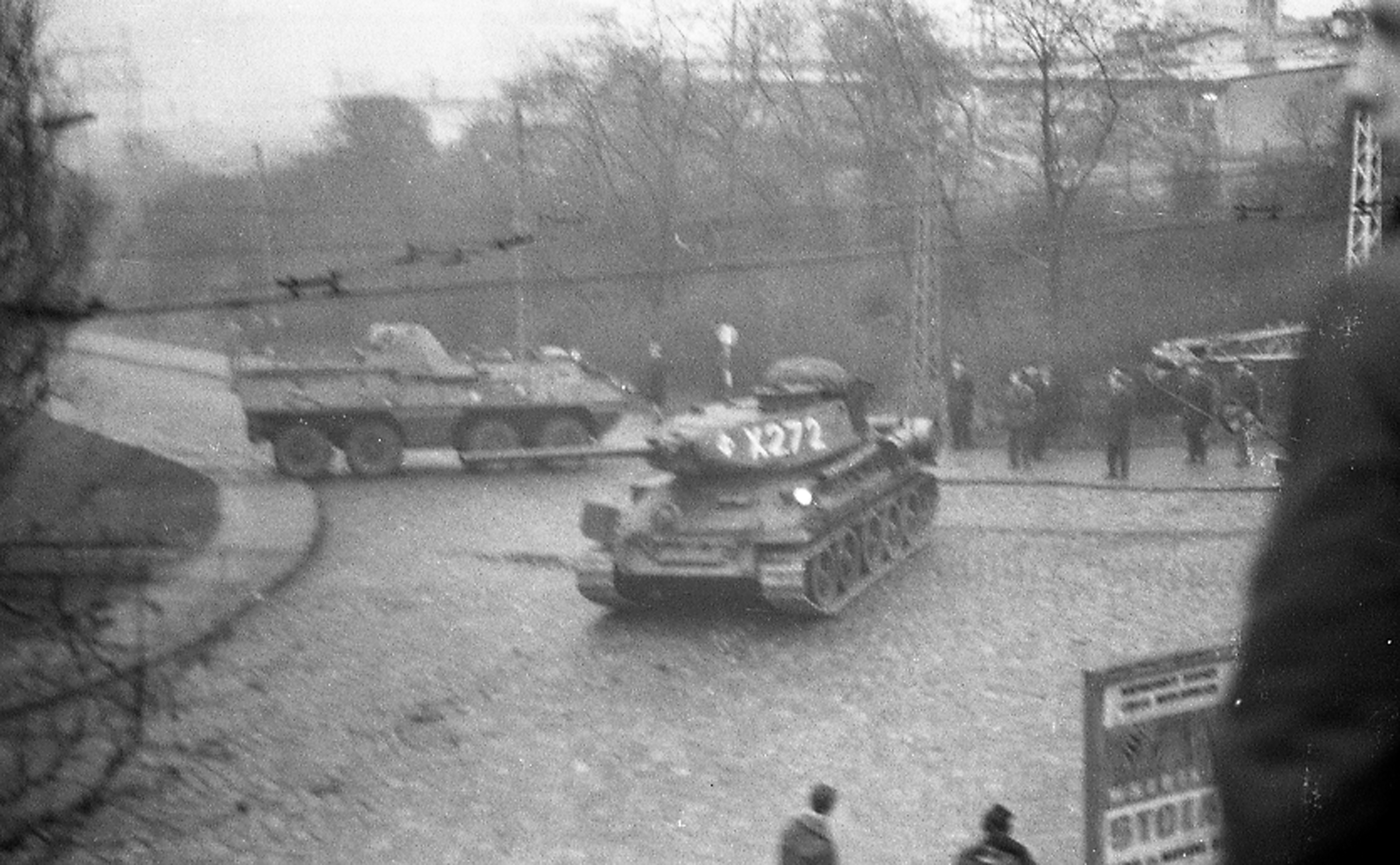 Pojazdy wojskowe stojące na skrzyżowaniu ulic Czerwonych Kosynier&oacute;w i 10-go Lutego. Czołg z nr bocznym X 272. W głębi transporter "SKOT" // źr&oacute;dło: IPN