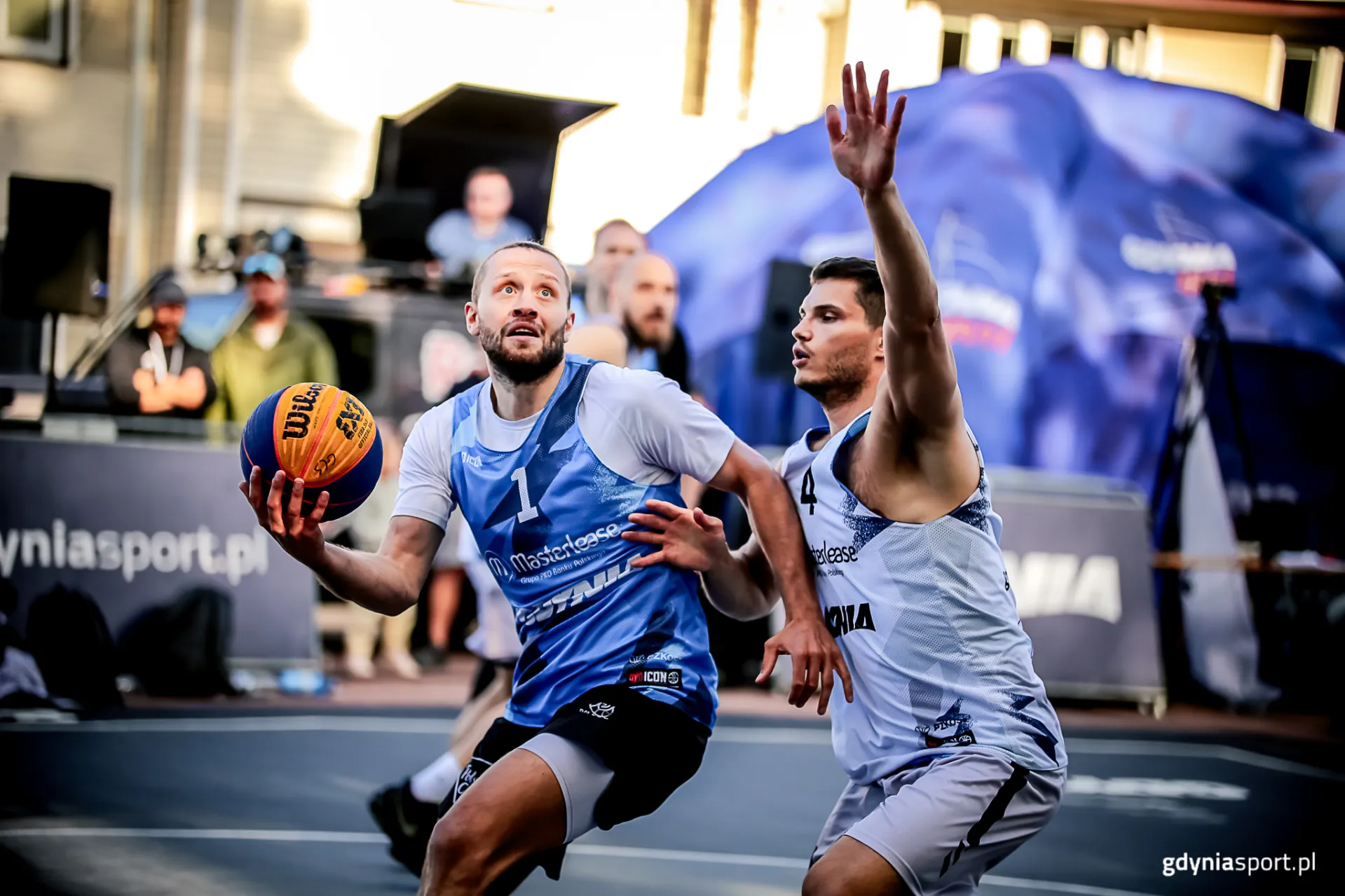 Zawodnicy grający w turnieju koszyk&oacute;wki Masterlease 3x3 Gdynia