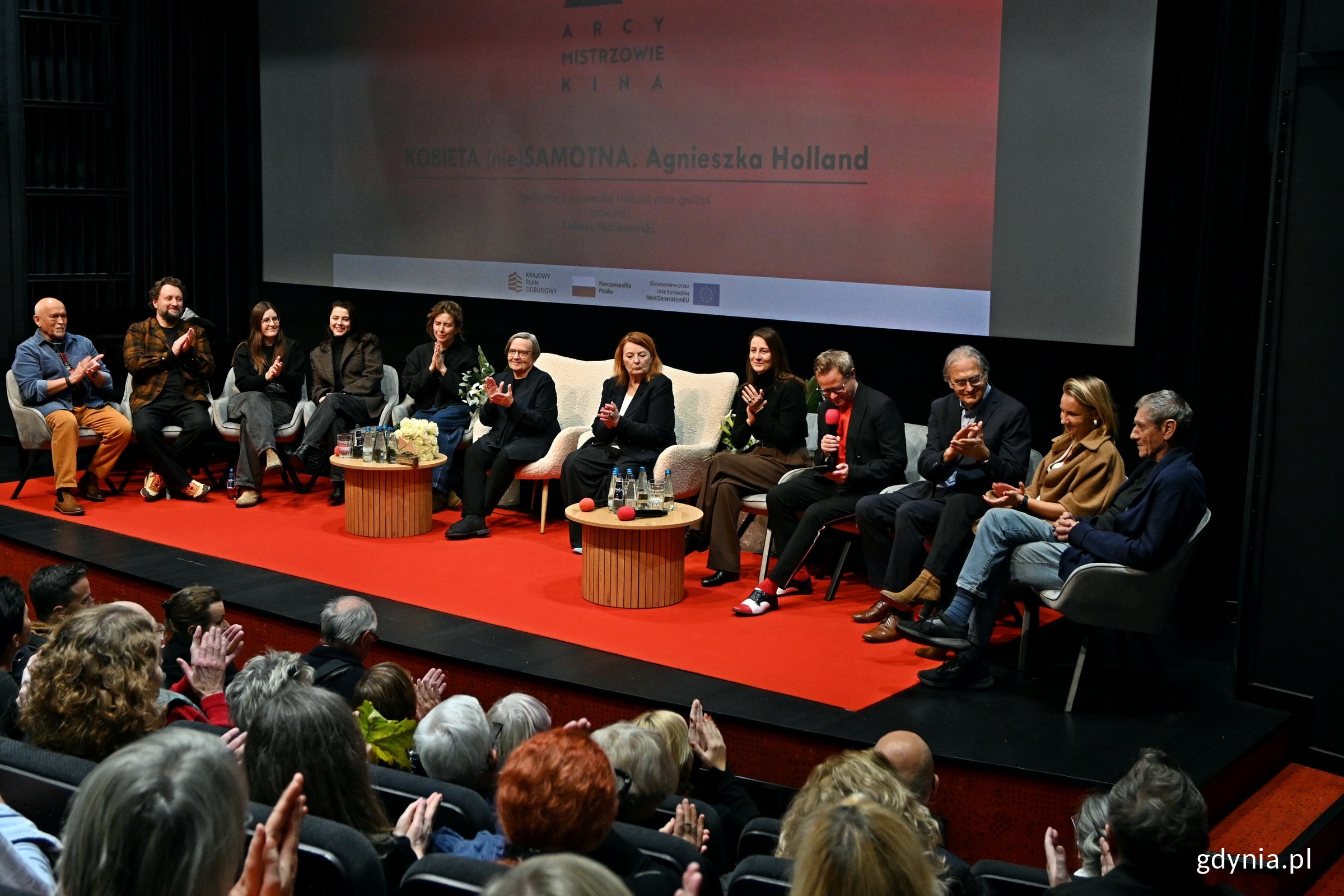 Zdjęcie ze spotkania &bdquo;Kobieta(nie)samotna&rdquo; w Gdyńskim Centrum Filmowym. Agnieszka Holland wraz z artystami, z kt&oacute;rymi wsp&oacute;łpracowała na przestrzeni lat i Łukaszem Maciejewskim, dyrektorem artystycznym &bdquo;Arcymistrz&oacute;w kina&rdquo; (fot. Magdalena Czernek)