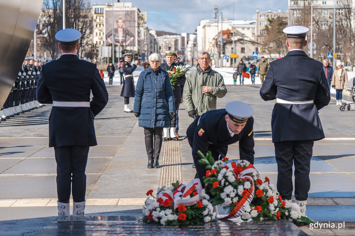 Delegacje uczestniczące w obchodach złożyły pod pomnikiem wiązanki kwiat&oacute;w. Na zdjęciu delegacja gdyńskiego samorządu, przewodnicząca Rady Miasta Joanna Zielińska i radny Zenon Roda, fot. M. Dietrich