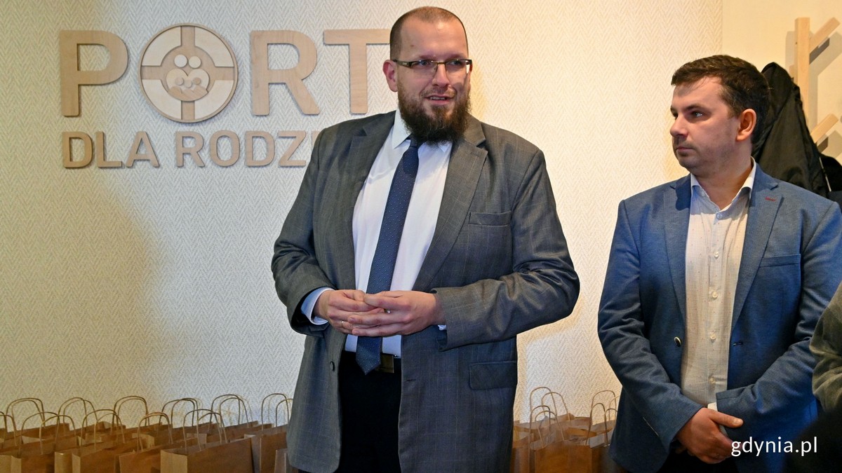 Uroczyste przecięcie wstęgi. Na zdj. (od lewej): Jarosław Szydłak, prezes Stowarzyszenia KACK i Sebastian Jędrzejewski, radny Gdyni