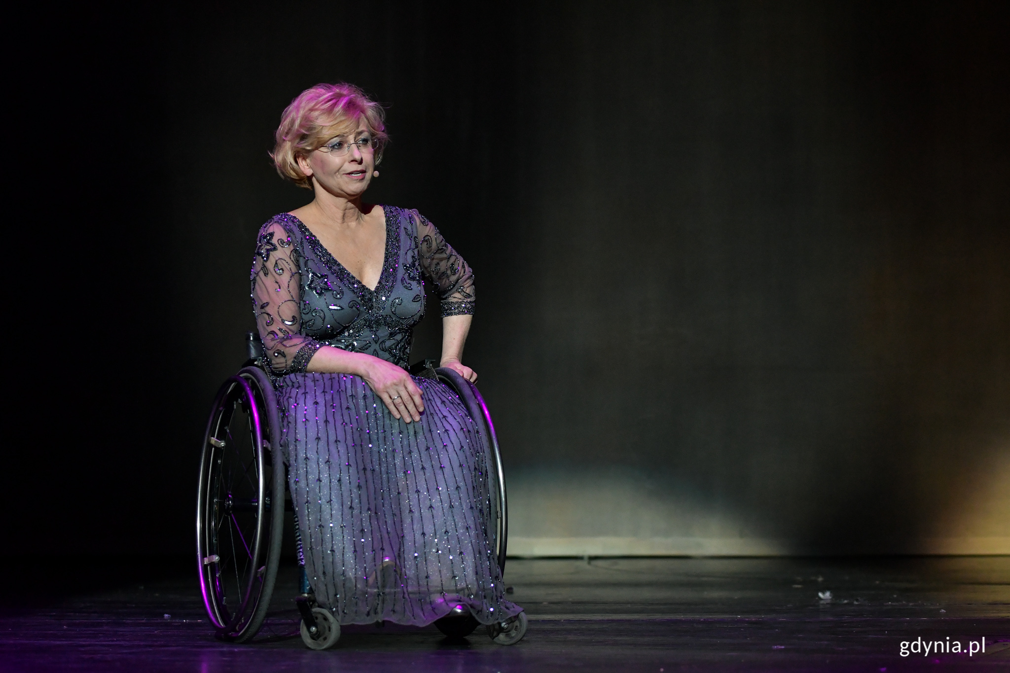 Beata Wachowiak-Zwara &ndash; pełnomocnik prezydenta ds. os&oacute;b z niepełnosprawnością na gali konkursu &ldquo;Gdynia bez barier&rdquo; w 2019 roku // fot. Dawid Linkowski