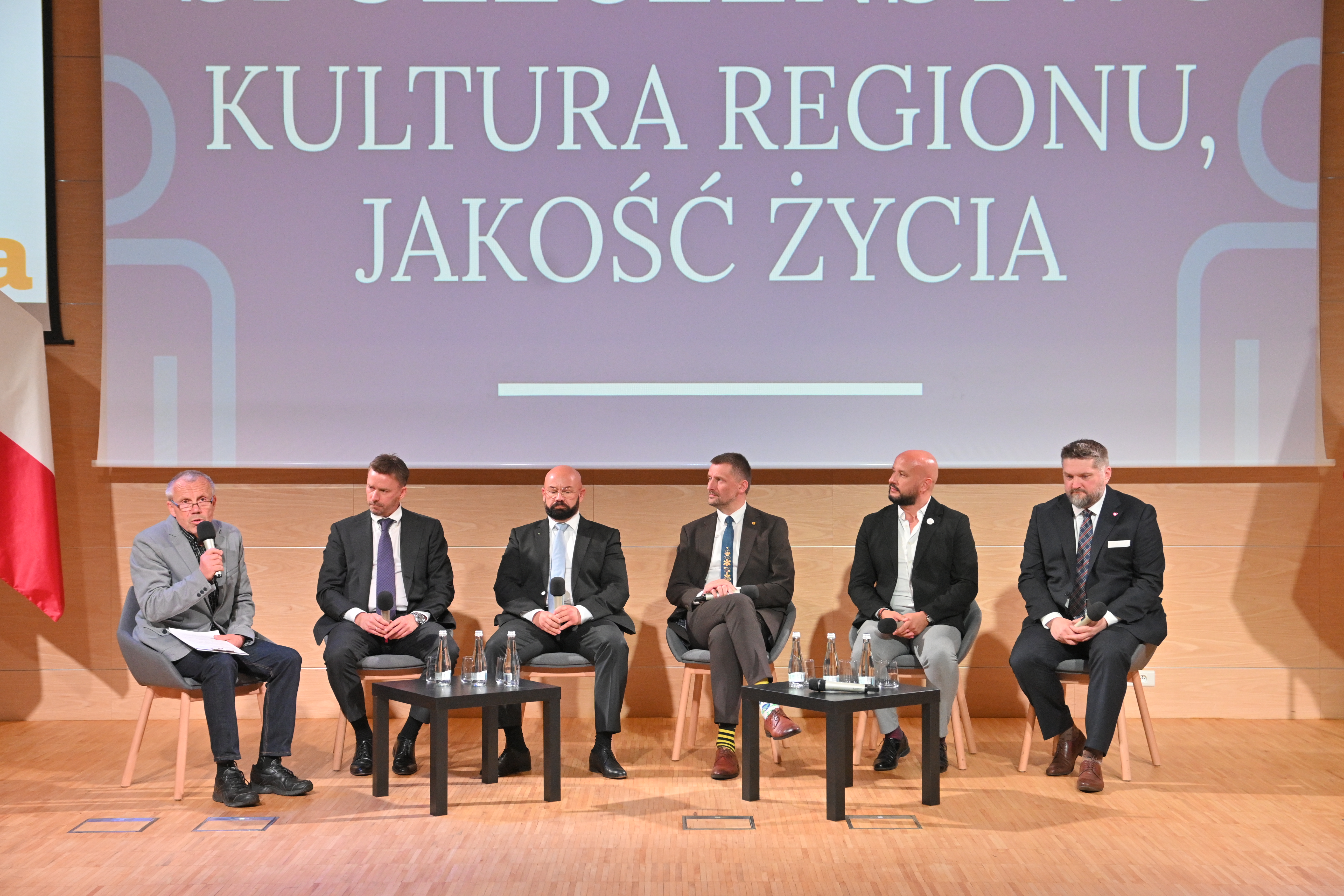 redaktor Włodzimierz Machnikowski, Marcin Gruchała -właściciel klubu Arka Gdynia, Bartosz Brodziński z Pomorskiego Stowarzyszenia Rozwoju "Maximus", Jacek Fopke - Zrzeszenie Kaszubsko -Pomorskie, Rafał Juszczyk - dyrektor ZSP w Pog&oacute;rzu gm. Kosakowo oraz Taduesz Szmiot przewodniczący Rady Miasta Gdynia