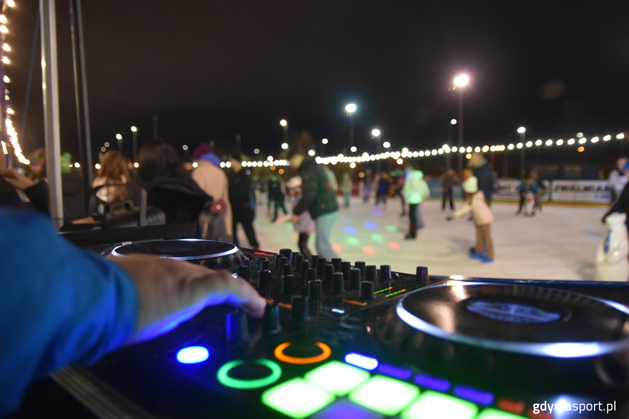 muzyka puszczana przez dj-a na lodowisku