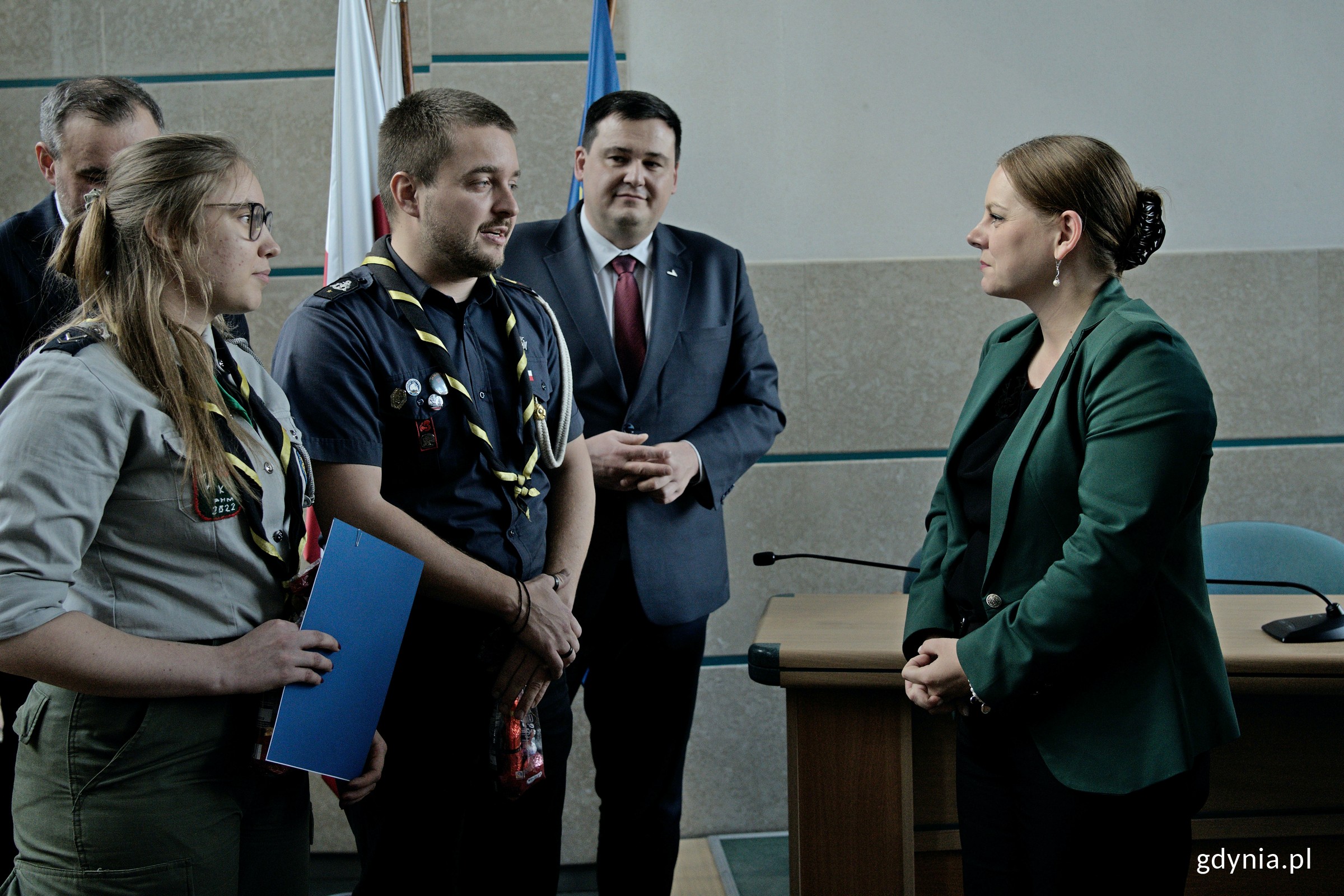 phm. Krystian Domański i  phm. Kamila Pierzga z Hufca ZHP Gdynia podczas rozmowy z prezydent Gdyni Aleksandrą Kosiorek (fot. Magdalena Czernek)