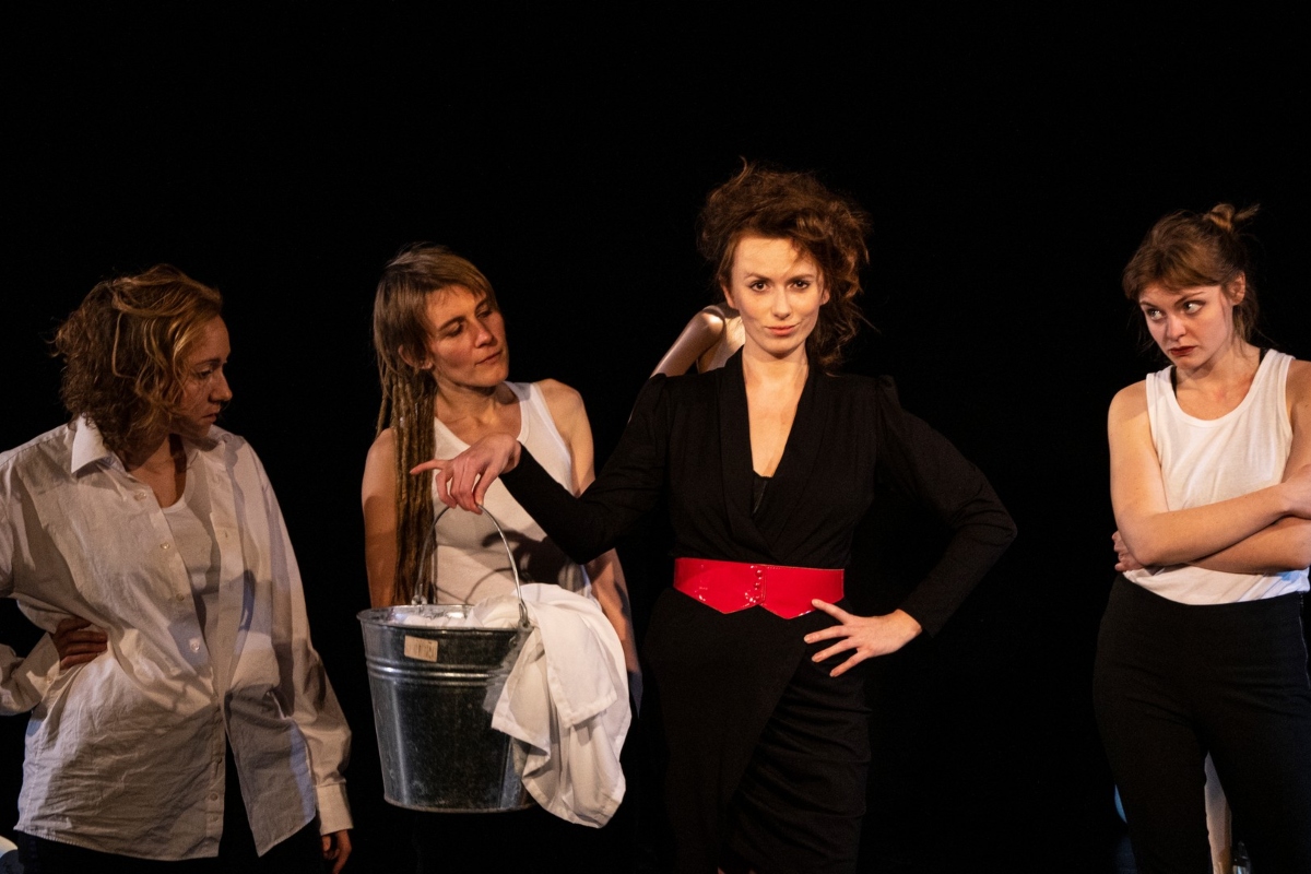 Zdjęcie z pr&oacute;by do spektaklu &bdquo;Wieczna komedia&rdquo; w reżyserii Grzegorza Kujawińskiego. Scena zbiorowa (fot. Marzena Chojnowska)