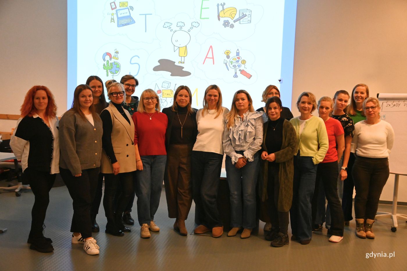 Uczestniczki warsztat&oacute;w STEAM wraz z wiceprezydentką Oktawią Gorzeńską (fot. Magdalena Starnawska)