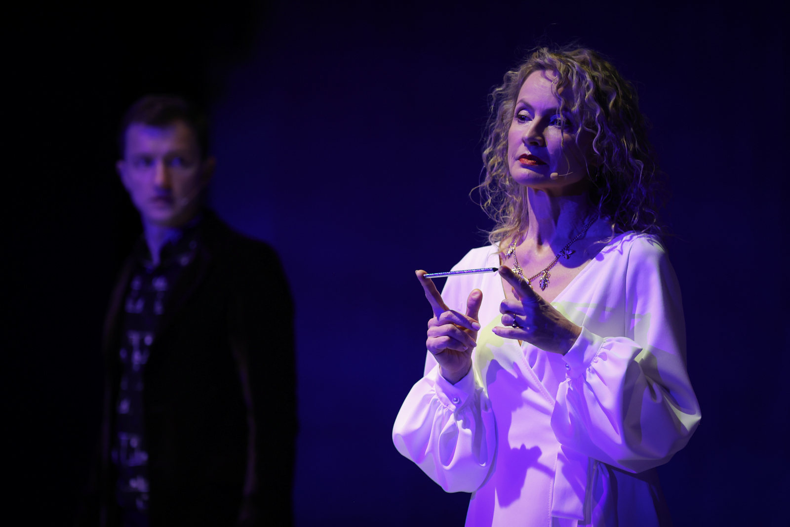 Beata Buczek-Żarnecka jako Kławdia Chauchat (w centrum zdjęcia) i Maciej Wizner jako Hans Castorp podczas pr&oacute;by spektaklu "Czarodziejska g&oacute;ra" // fot. Roman Jocher