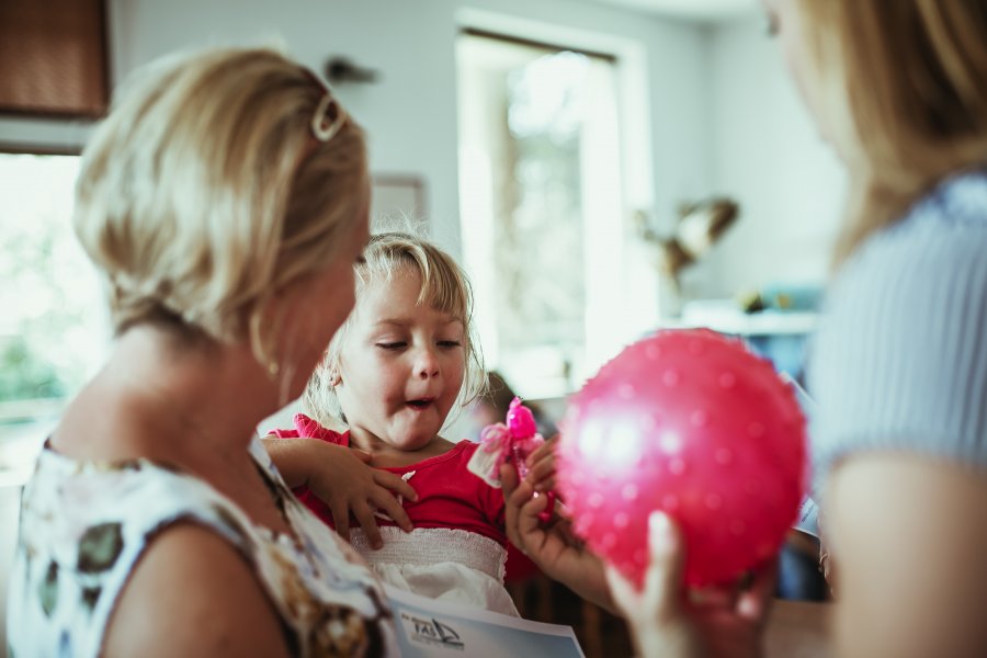 Dziewczynka z r&oacute;żową piłką