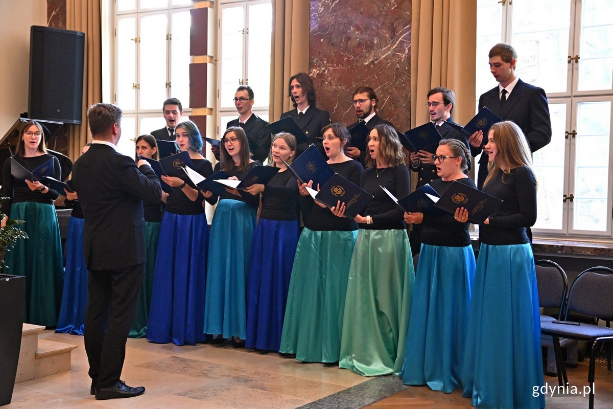 Występ Akademickiego Ch&oacute;ru Uniwersytetu Morskiego pod dyrekcją Karola Hilli podczas uroczystego posiedzenia senatu uczelni // fot. Magdalena Czernek