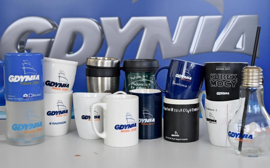 Część z wcześniejszych edycji gdyńskich kubk&oacute;w, kt&oacute;re otrzymywali maturzyści piszący egzamin dojrzałości w Gdyni, fot. Kamil Złoch / archiwalne